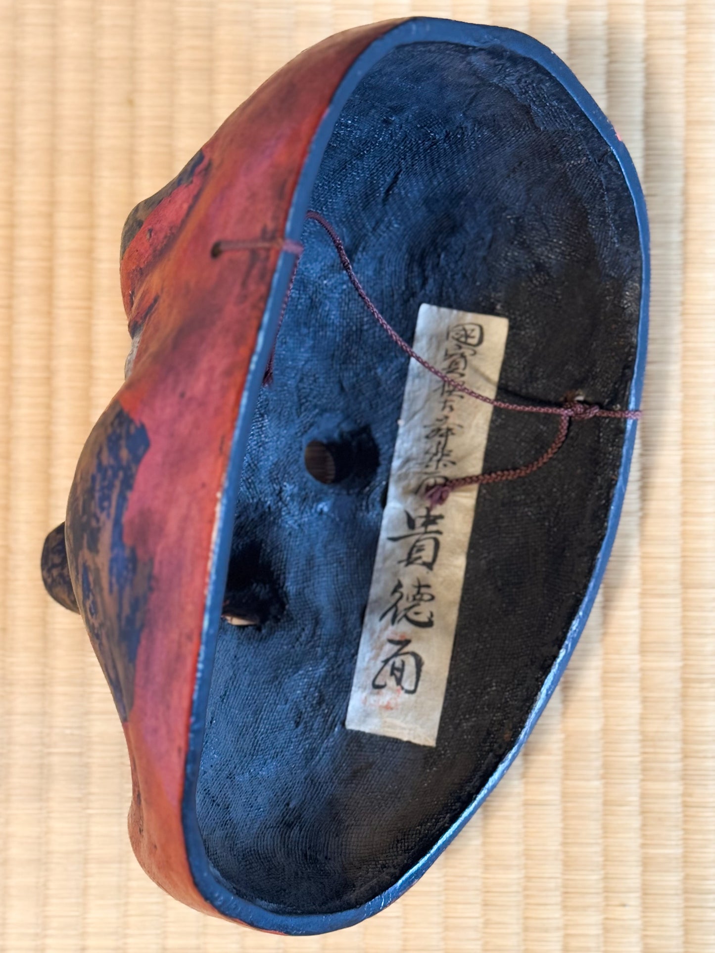 Masque japonais tengu rouge intérieur