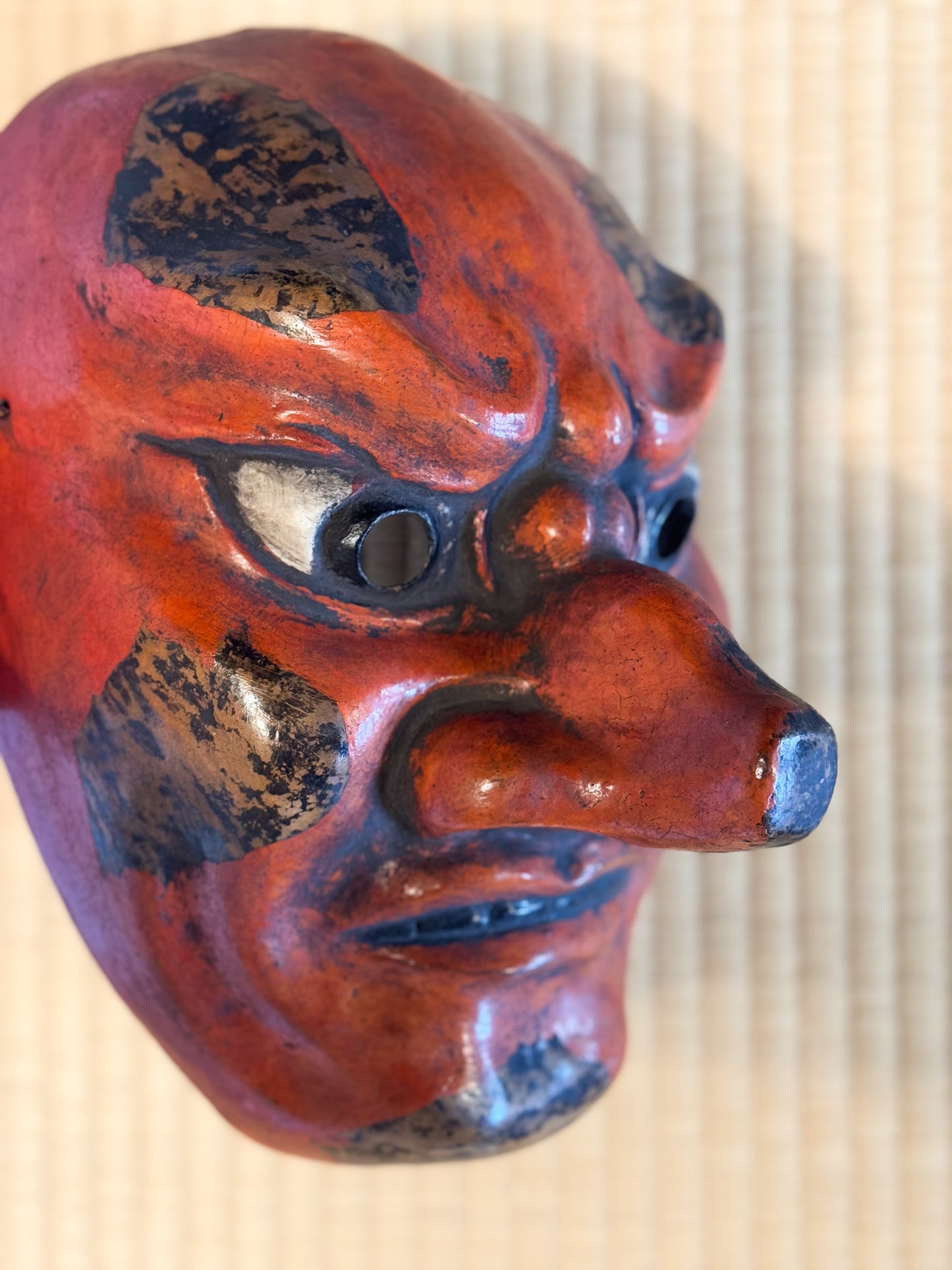 Masque japonais tengu rouge profil 1