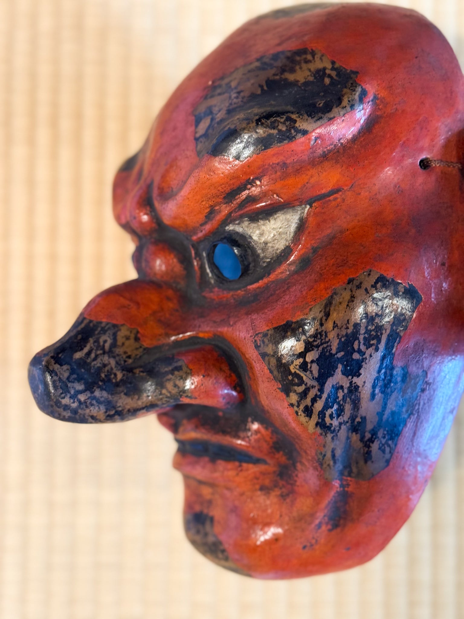 Masque japonais tengu rouge profil 2