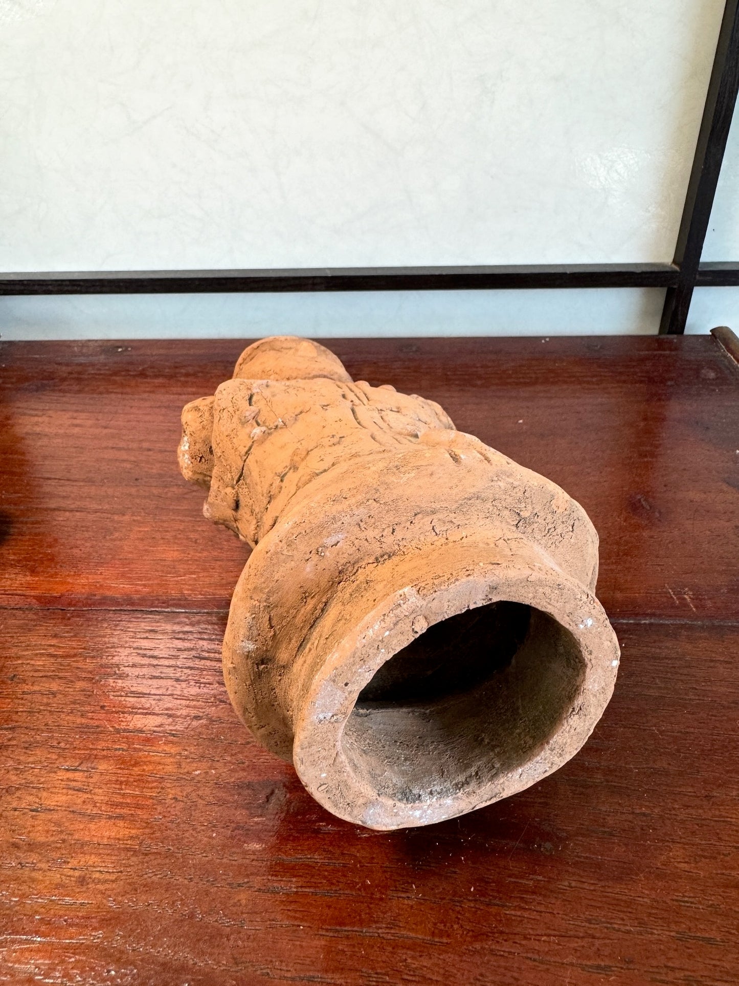 Réplique de statuette funéraire Haniwa en argile de la période Kofun avec des motifs et ornements en relief, le dessous