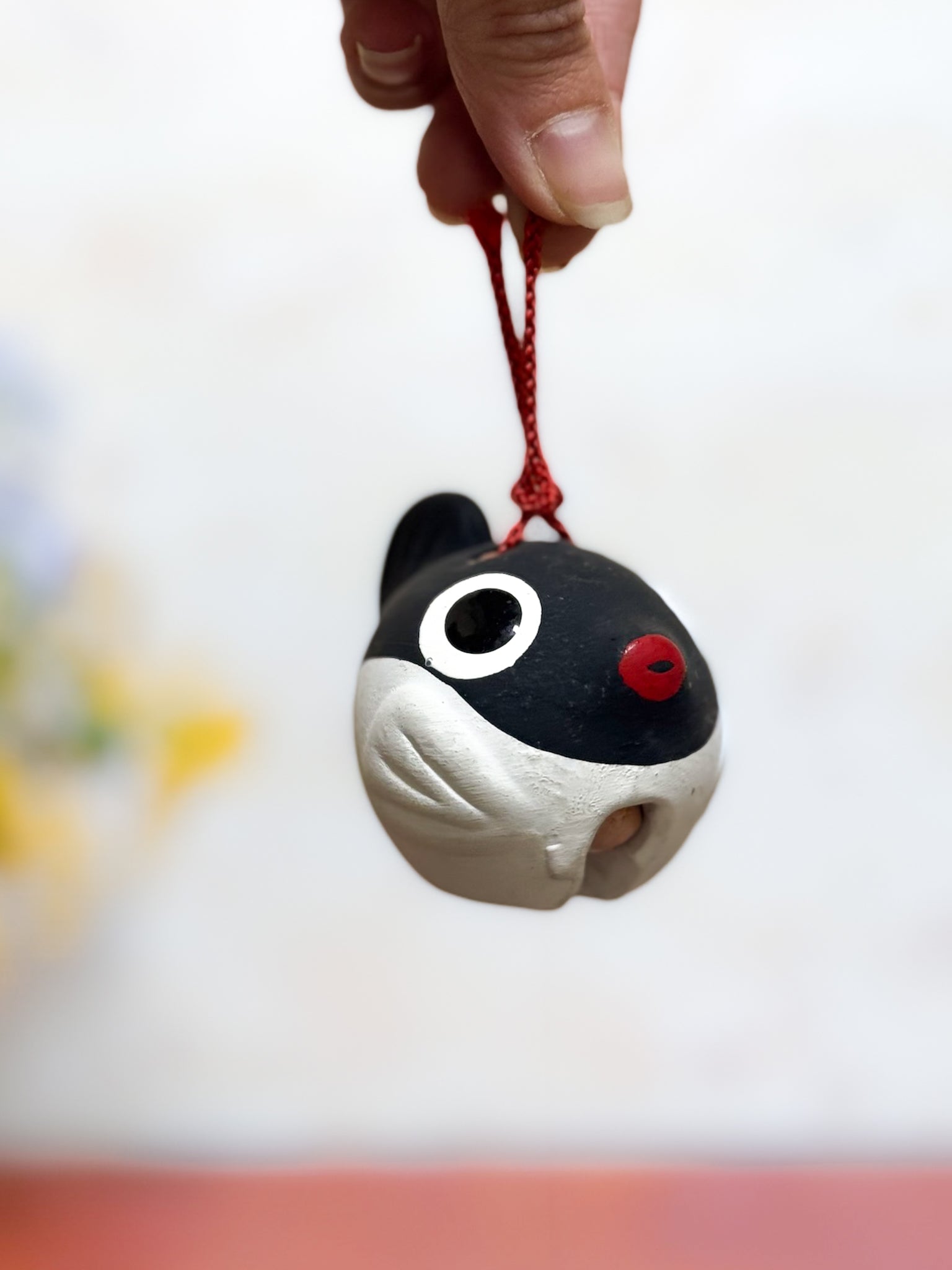 Clochette japonaise en céramique en forme de fugu noir et blanc avec cordelette rouge