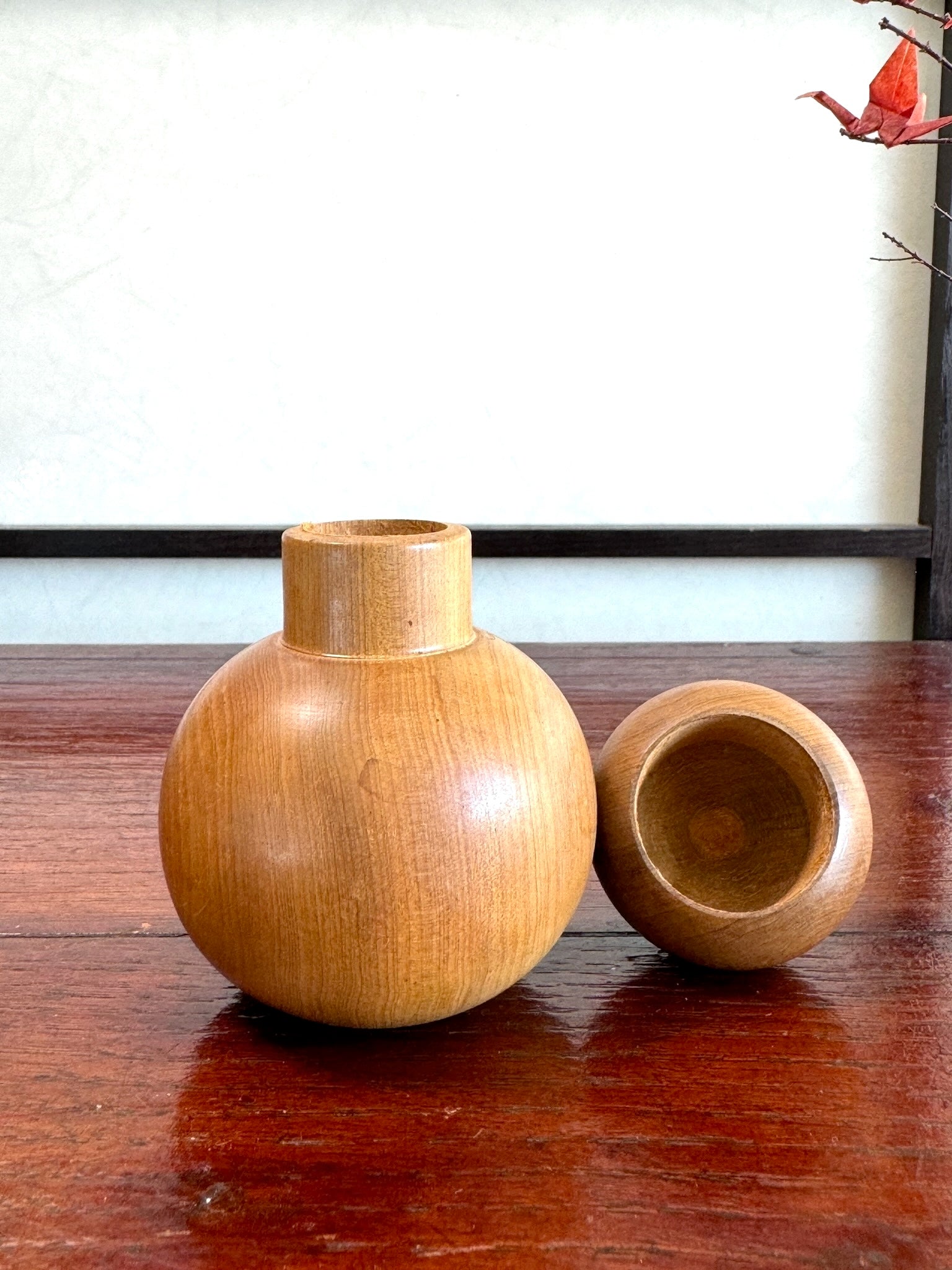 boite à épices en bois en forme de coloquinte, vue de profil
