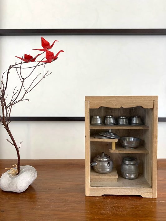 miniature japonaise armoire en bois et ustensiles de cuisine en métal