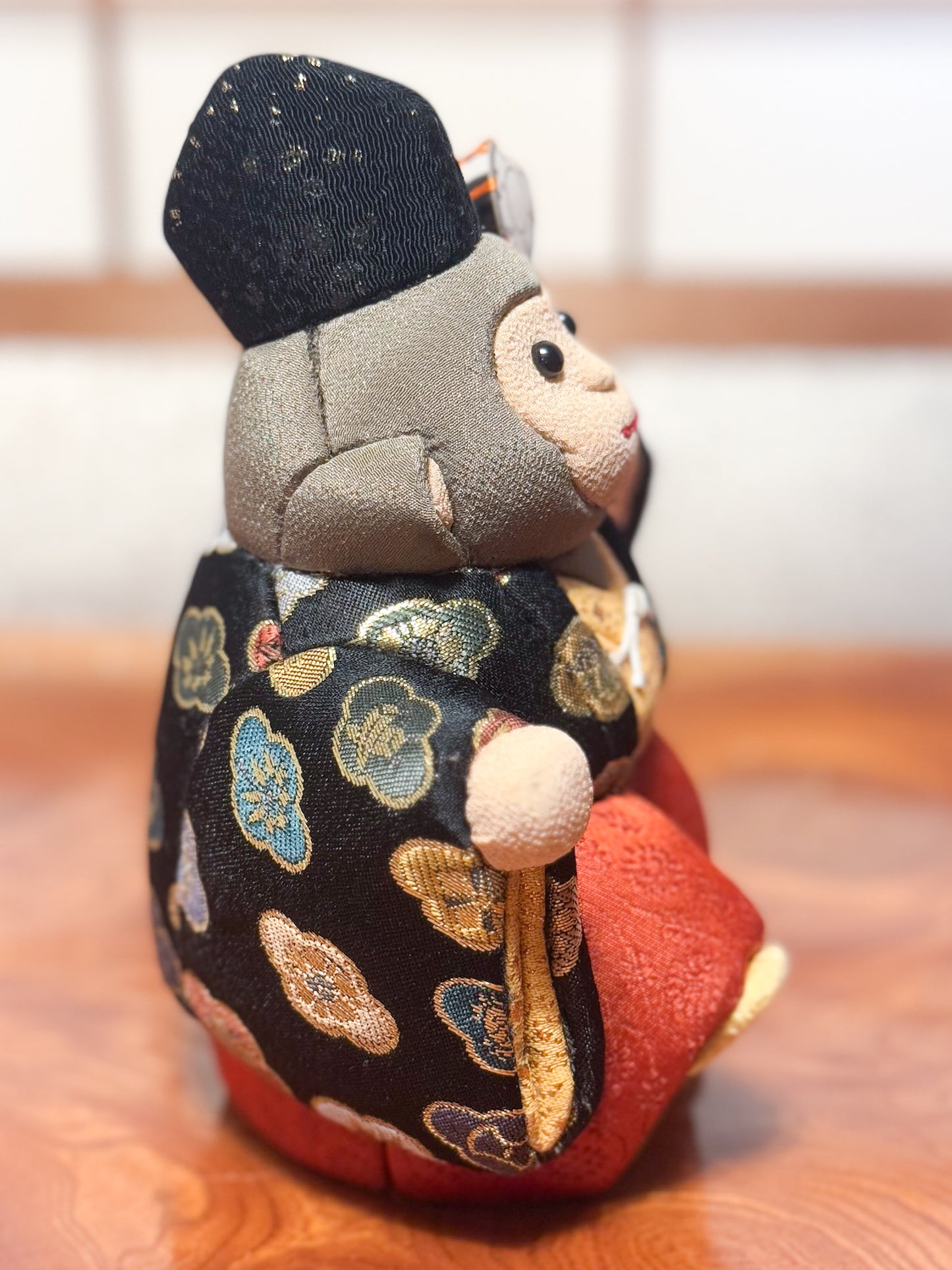 poupée japonaise kimekomi représentant un singe en habits traditionnels et portant un petit tambour, profil droit