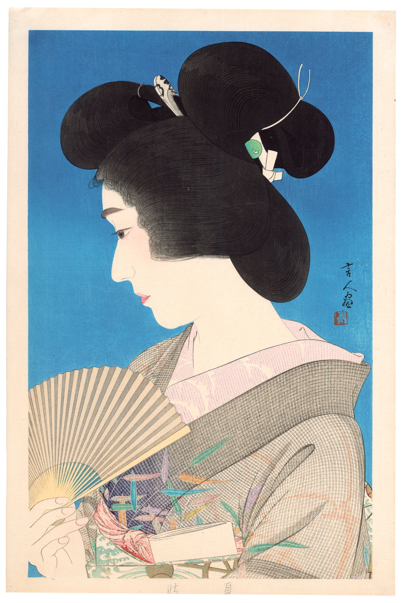 Estampe Japonaise de Torii Kotondo, geisha tenant un éventail sur fond bleu