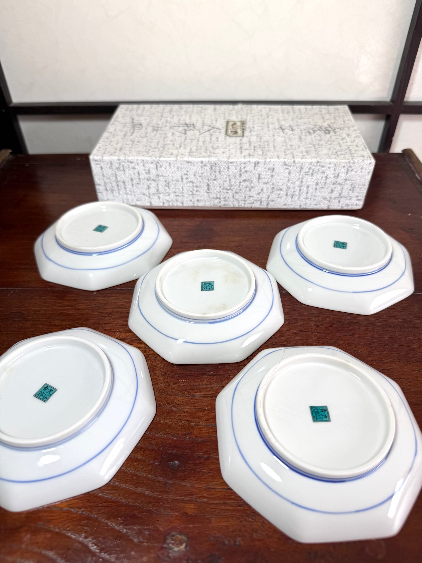 Coupelles octogonales en porcelaine avec enfants Gosho peints, style Kutani japonais, vu du dessous