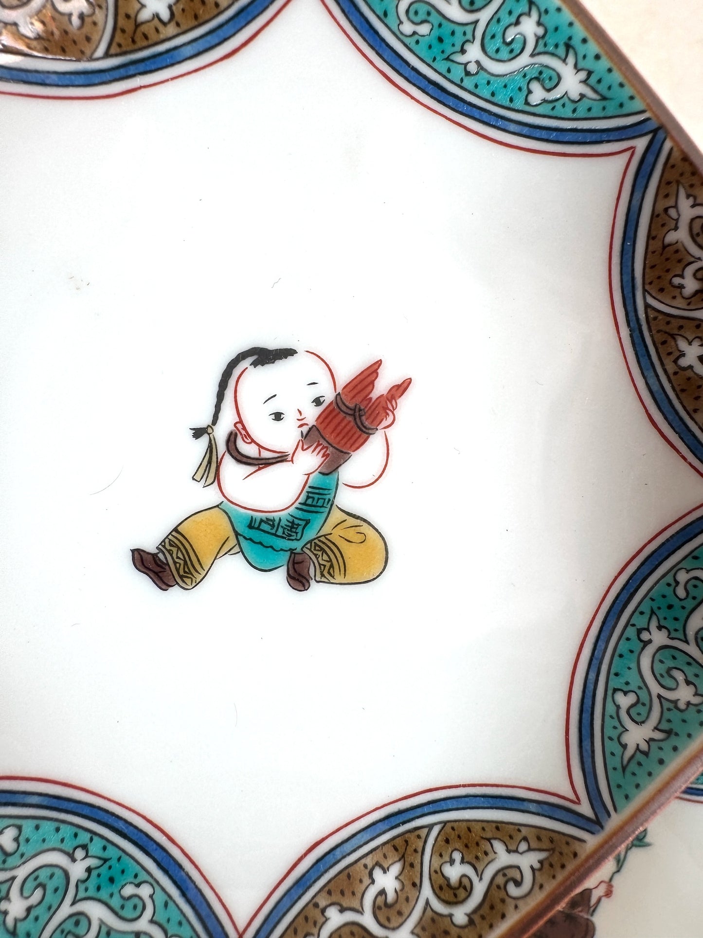 Coupelles octogonales en porcelaine avec enfants Gosho peints, style Kutani japonais, gros plan sur motif enfant flutiste