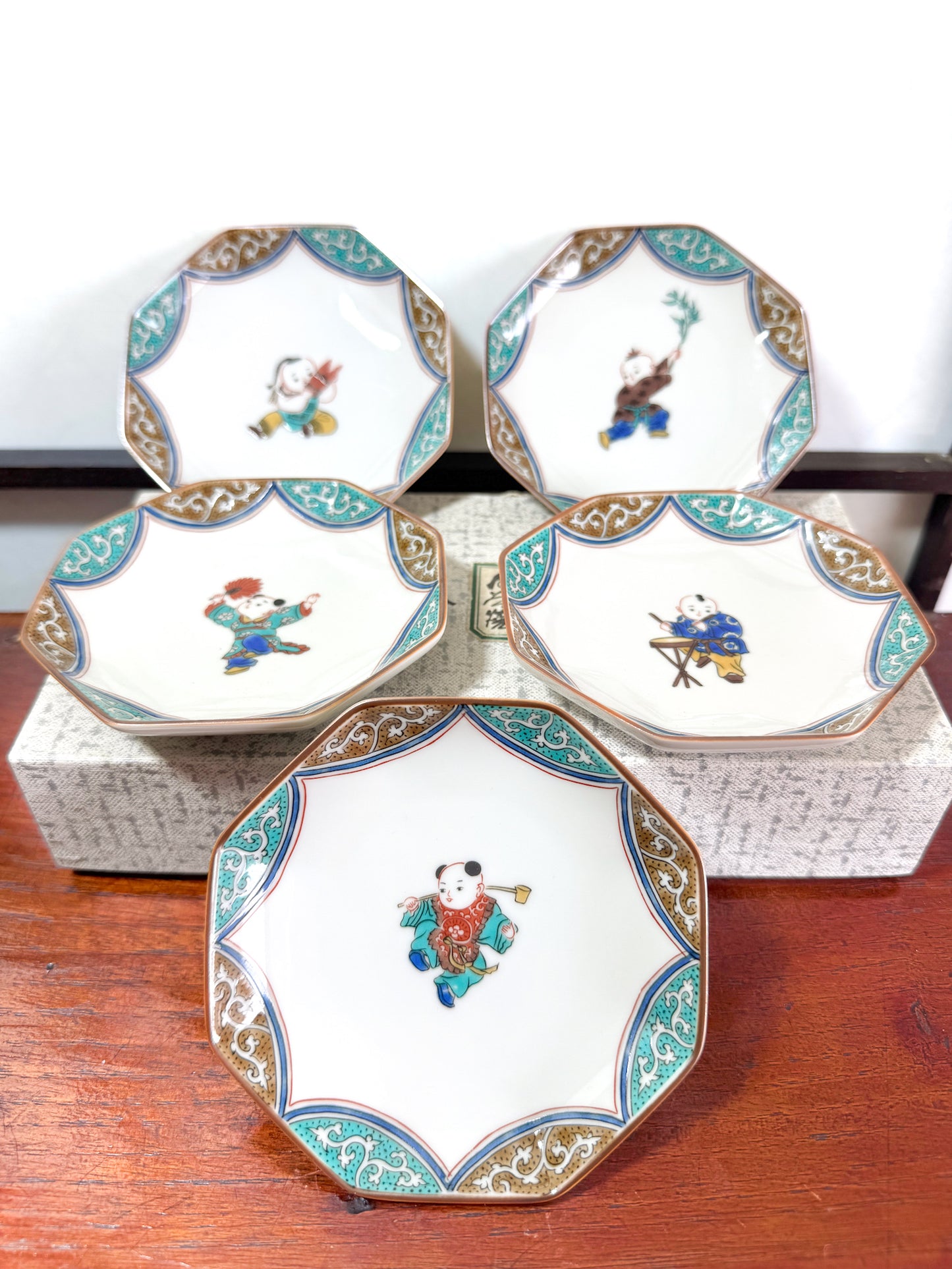 Coupelles octogonales en porcelaine avec enfants Gosho peints, style Kutani japonais, sur boite