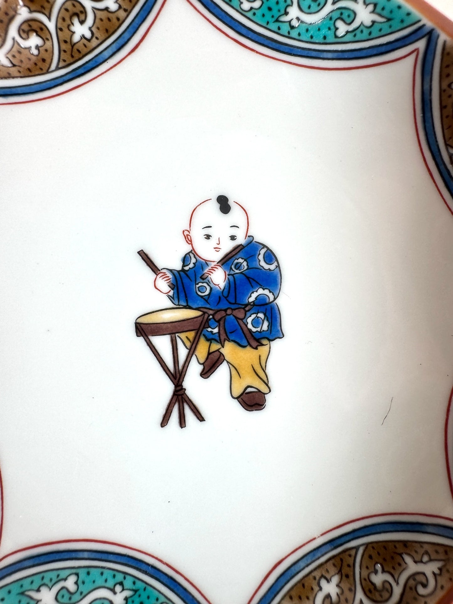 Coupelles octogonales en porcelaine avec enfants Gosho peints, style Kutani japonais, gros plan sur motif enfant jouant du tambout