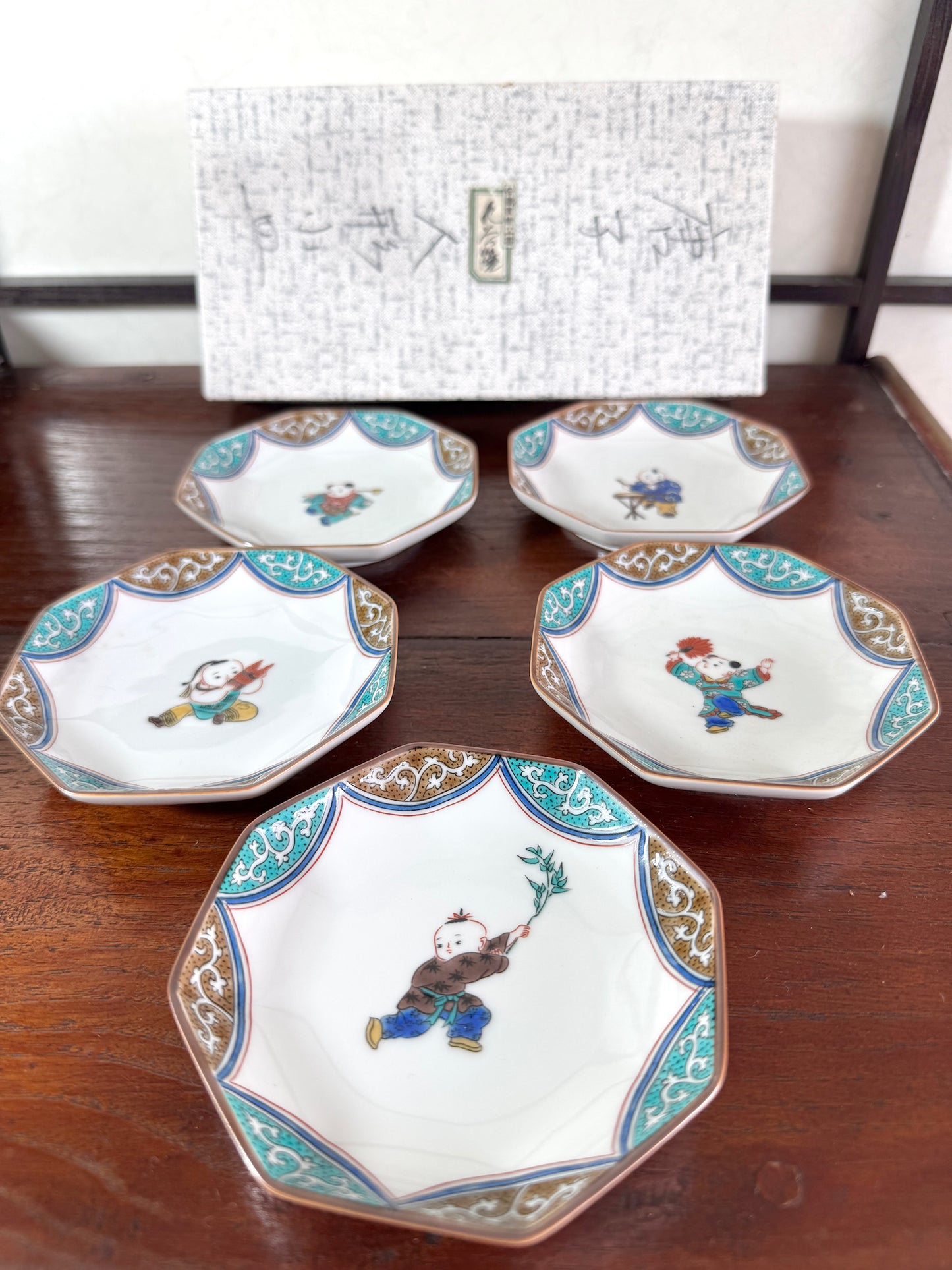 Coupelles octogonales en porcelaine avec enfants Gosho peints, style Kutani japonais