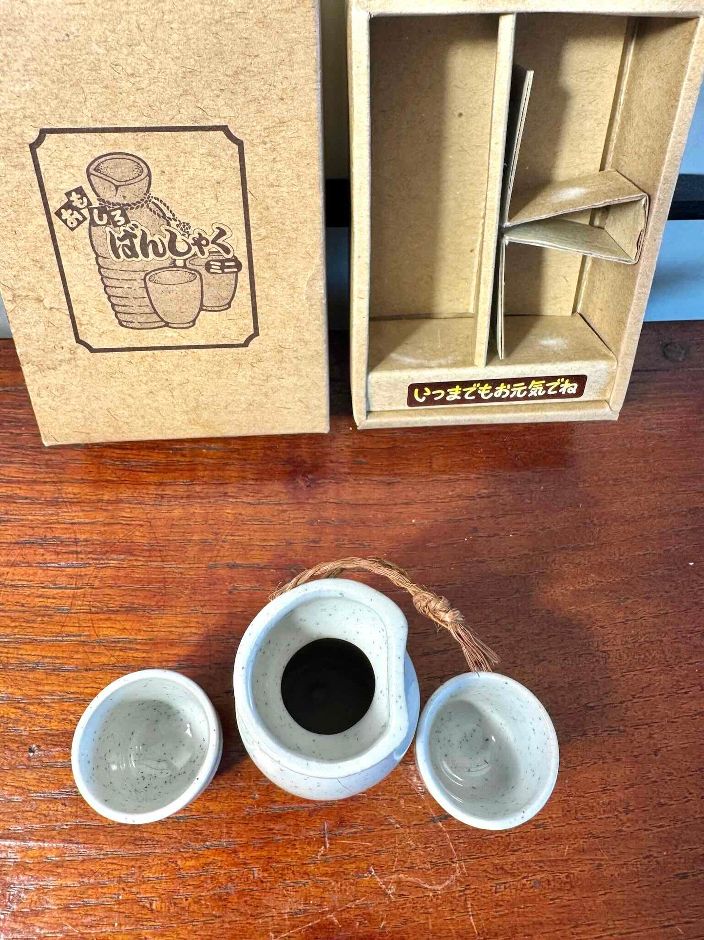 service saké japonais coffret okame hyottoko céramique; vu de dessus