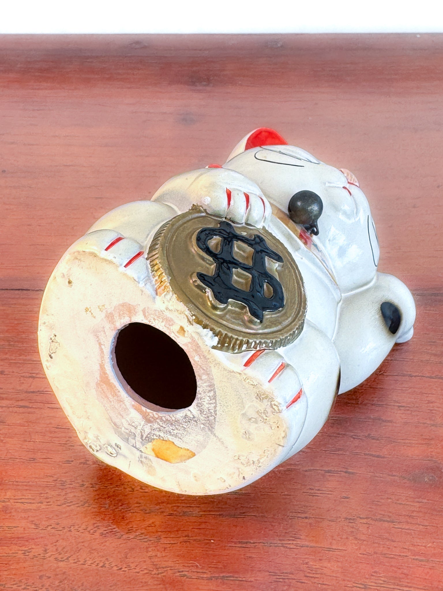 Maneki Neko blanc vintage avec clin d’œil, pièce dollar et motifs étoilés façon drapeau américain, vu de dessous