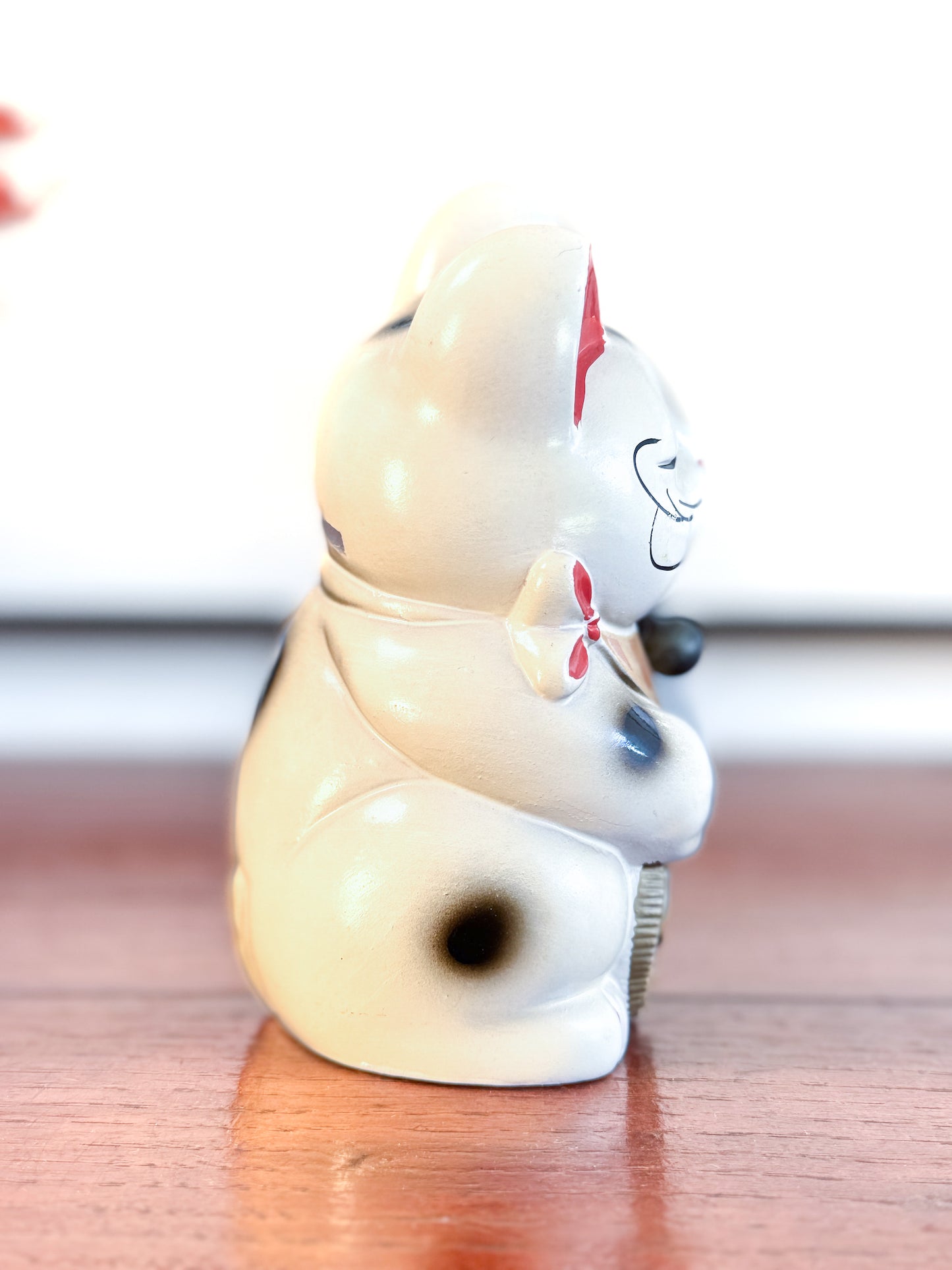 Maneki Neko blanc vintage avec clin d’œil, pièce dollar et motifs étoilés façon drapeau américain, profil droit