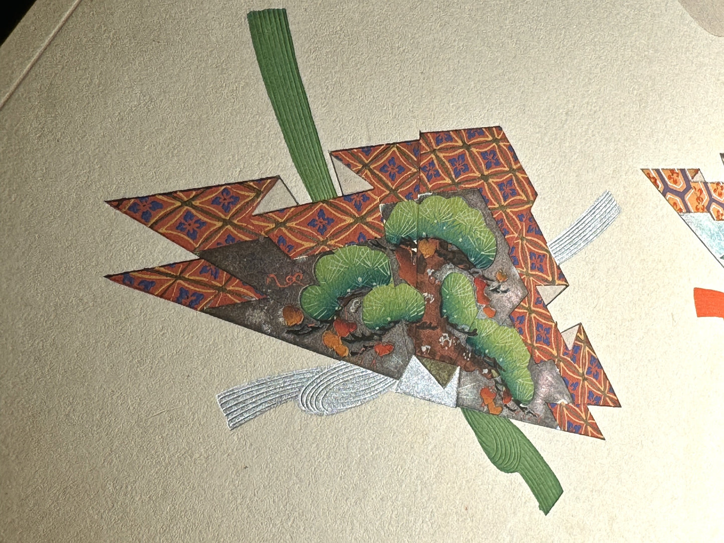 Estampe Japonaise de Yoshida Tamaki représentant trois origami en forme de kabuto décorés aux motifs des trois amis de l'hiver : pin, bambou, prunier, détail du pin