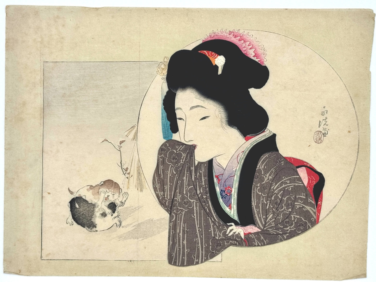 estampe japonaise de tomioka eisen, femme en kimono mordant sa manche et deux chiots jouant au sol