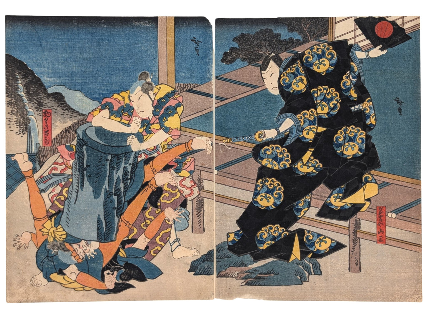 Estampe Japonaise de Hirosada représentant une scène de théâtre kabuki. Deux samouraïs, l'un d'eux écrase deux hommes au sol avec un tronc d'arbre. L'autre samouraï en kimono noir et éventail de noir à la main s'apprête à dégainer son sabre.