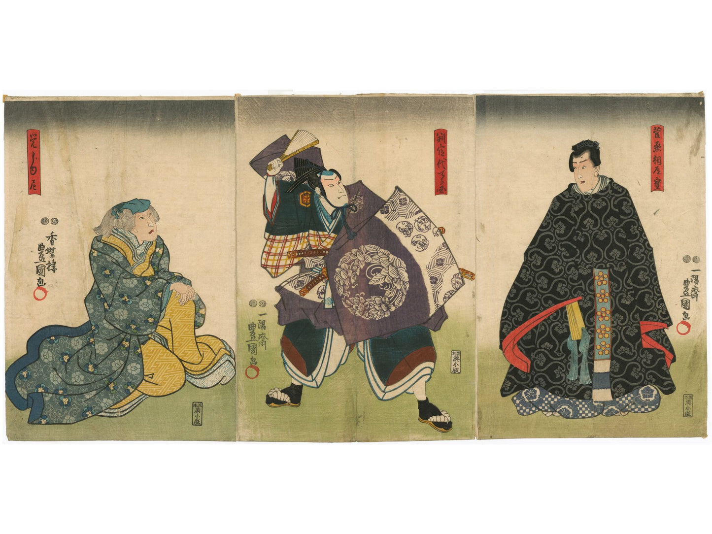 Triptyque Estampes japonaises anciennes de kunisada de trois acteurs de kabuki. Une vieille femme assise, un homme à l'éventail menaçant et un homme calme en kimono noir.