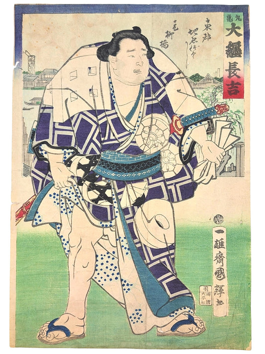 estampe japonaise de Kuniteru Utagawa, Un sumo en kimono blanc et bleu à carreaux portant un katana à sa taille. Derrière, paysage urbain de Tokyo au 19e siècle.