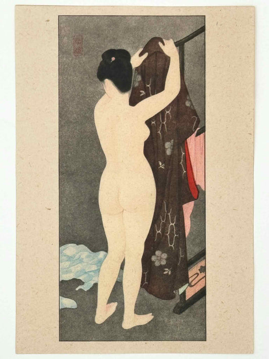 Lithographie Japonaise inspirée des grands maîtres Shin Hanga, représentant une femme nue décrochant son kimono marron à fleurs d'un portant.