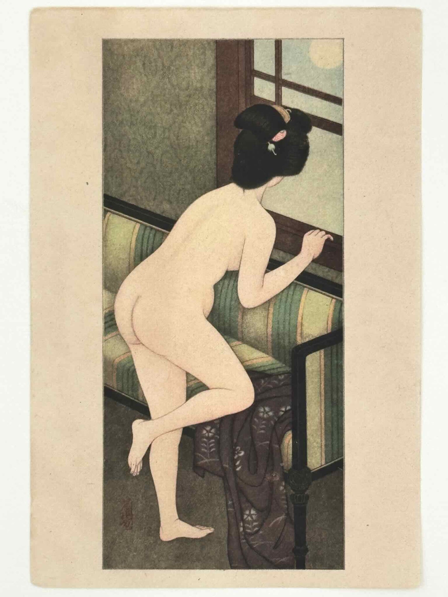 Lithographie Japonaise d'une femme nue un genoux sur le canapé. regardant par la fenêtre la pleine lune, son kimono posé à côté d'elle.