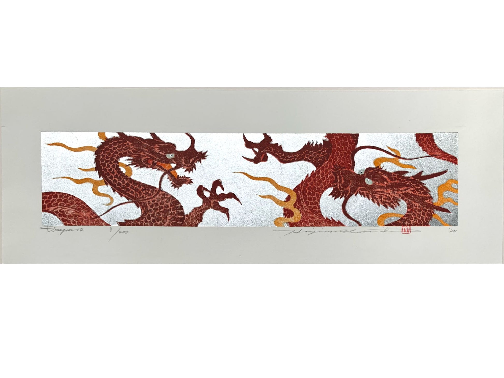 estampe japonaise de Namiki Hajime, deux dragons rouges sur fond argenté se font face, l'un gueule ouverte, l'autre gueule fermée.