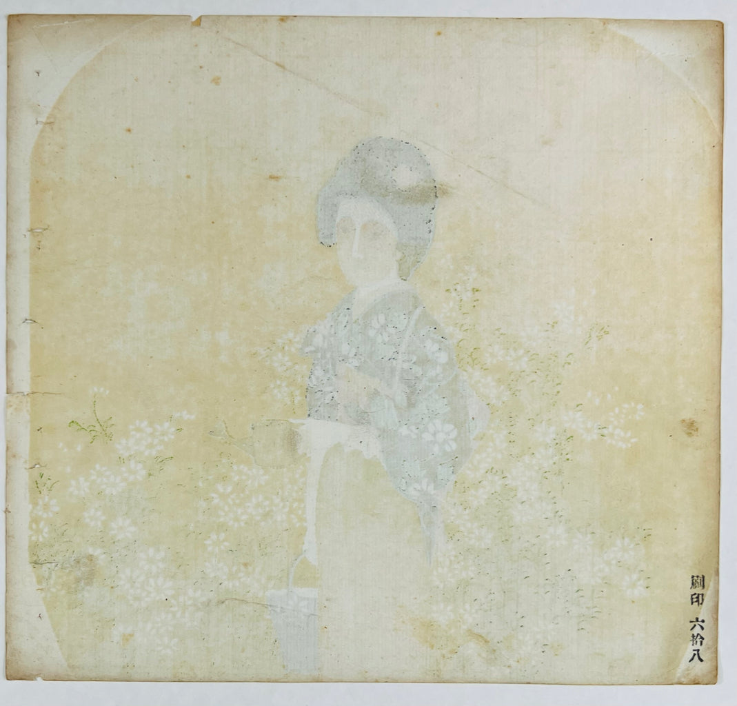 Estampe japonaise en forme d'éventail uchiwa, femme en kimono un arrosoir à la main dans un jardin fleuri, le verso
