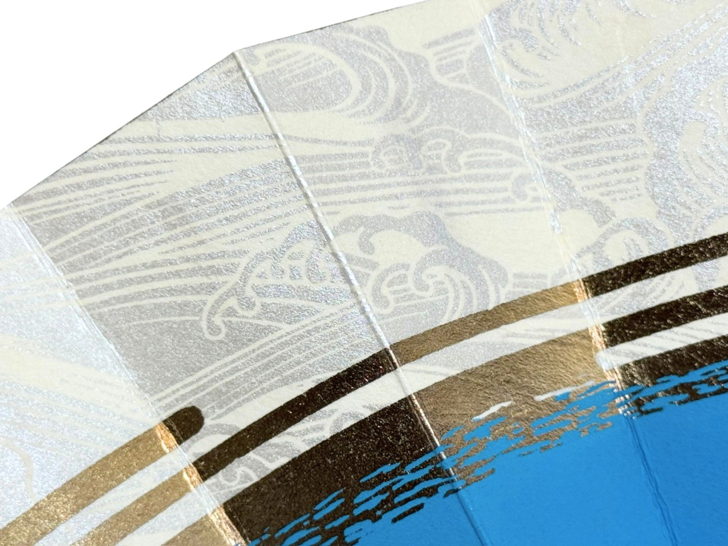 éventail japonais bleu, beige et or au motif de vague, détail motif de vague