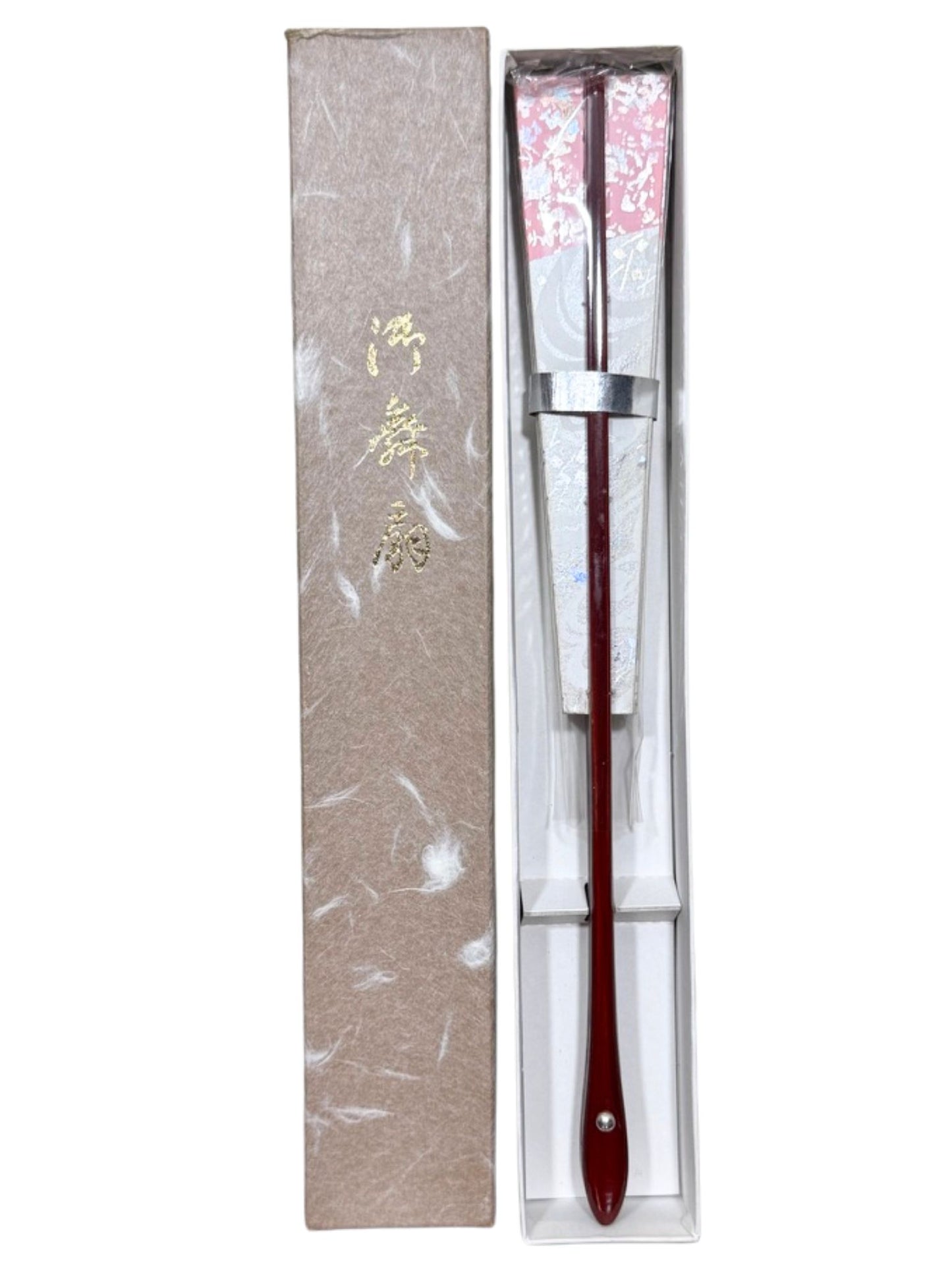 éventail traditionnel japonais argent et rose aux motifs paillettes et vagues blanches dans sa boite