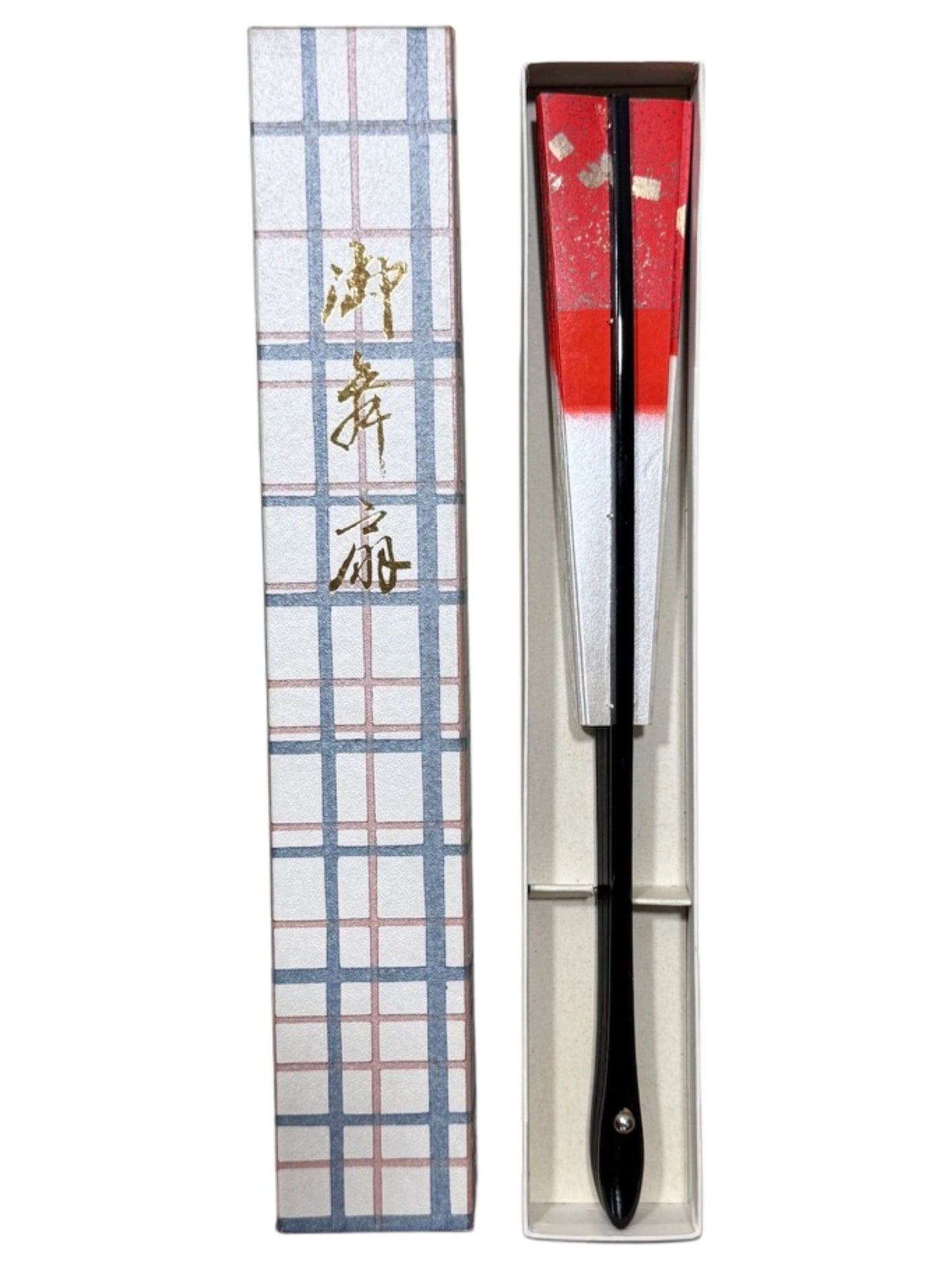 éventail traditionnel japonais argenté, doré et rouge, lames noires, fermé dans sa boite d'origine.