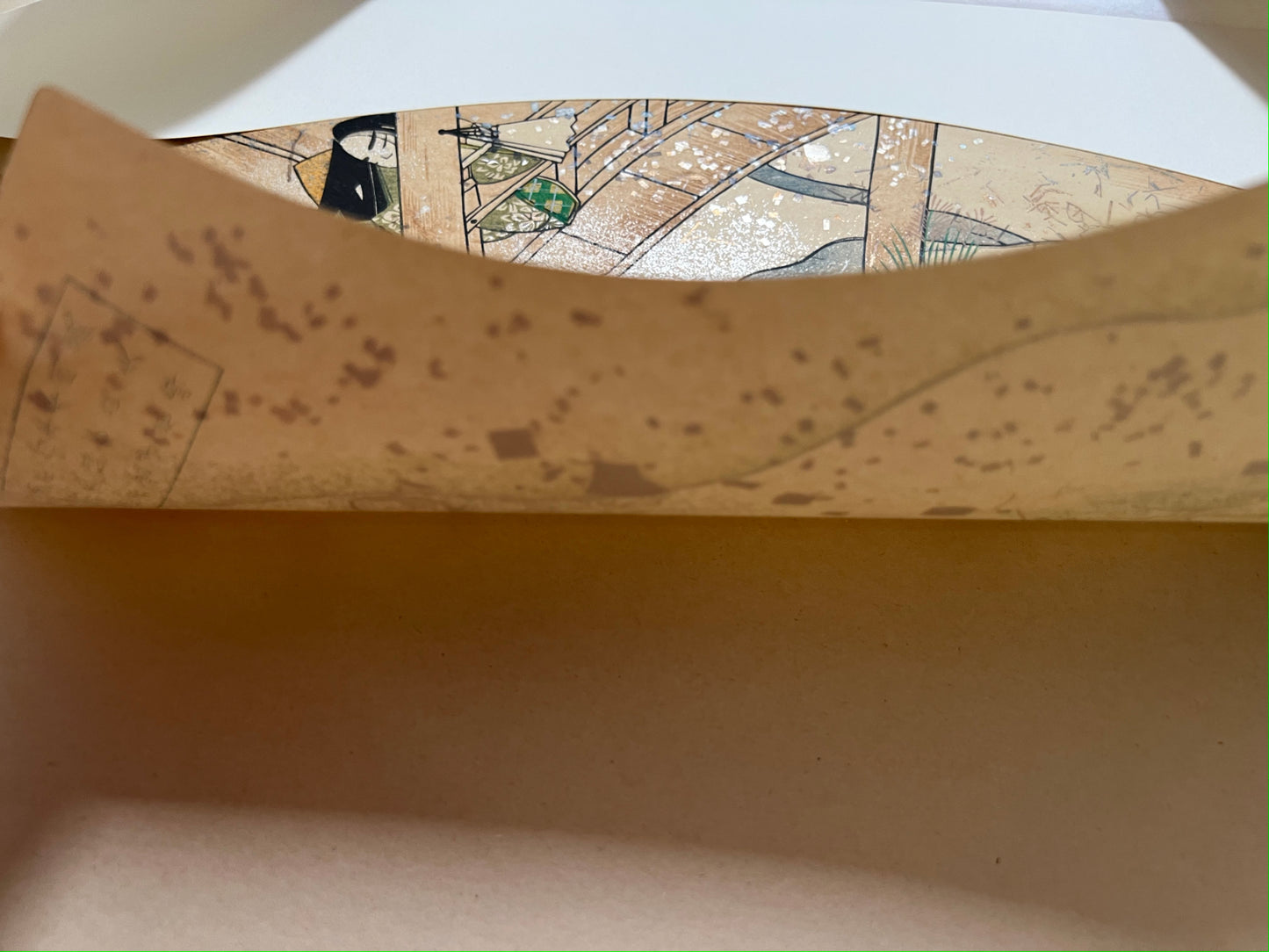 Estampe japonaise en forme d'éventail parsemée de fragments d'or et d'argent, femme assoupie sur une terrasse au-dessus d'une rivière, série sutra du lotus, dos.