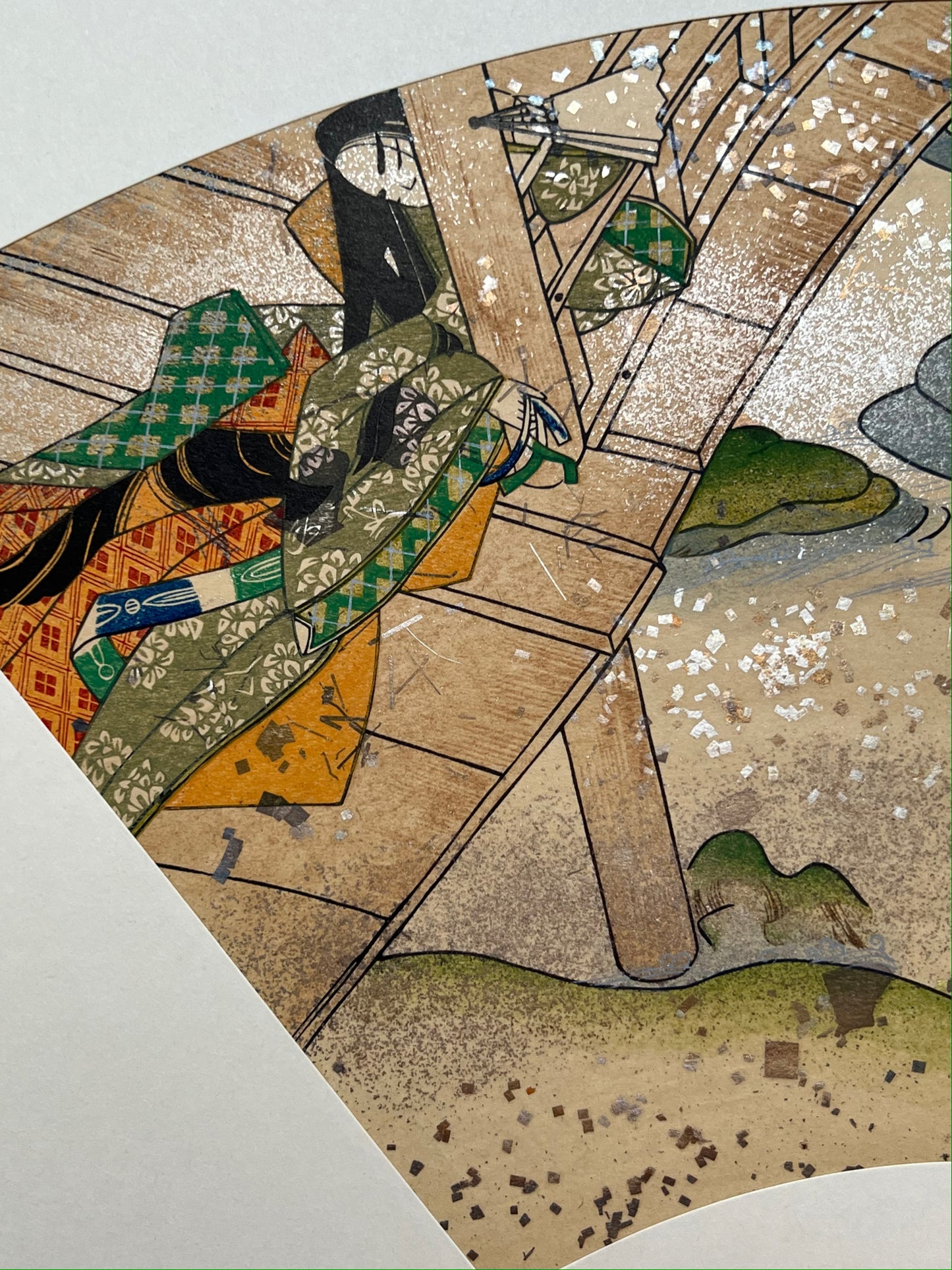 Estampe japonaise en forme d'éventail parsemée de fragments d'or et d'argent, femme assoupie sur une terrasse au-dessus d'une rivière, éventail, série sutra du lotus.