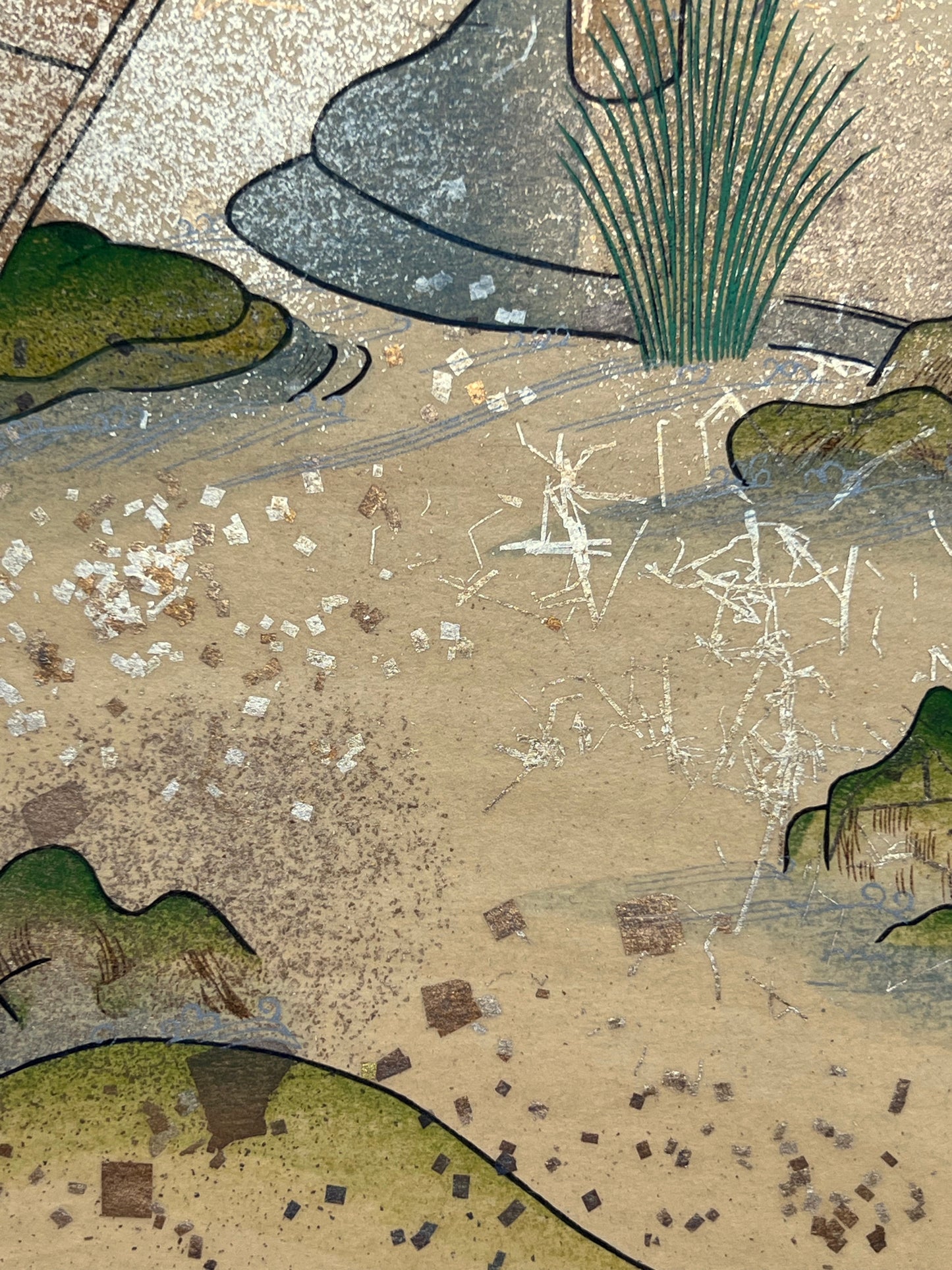 Estampe japonaise en forme d'éventail parsemée de fragments d'or et d'argent, gros plan sur l'eau de la rivière, herbes et rochers, fragments scintillants.
