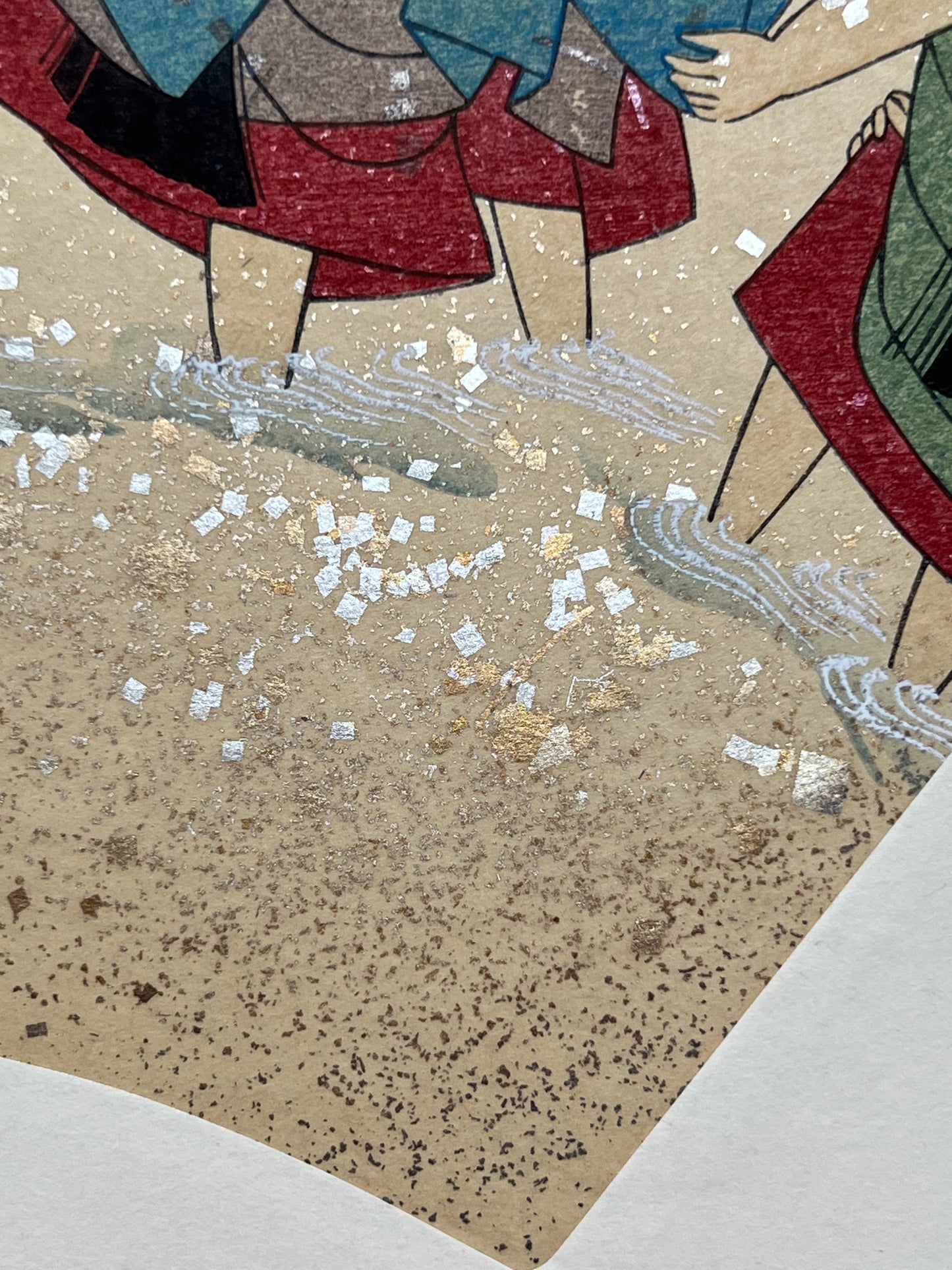 Estampe japonaise en forme d'éventail parsemée de fragments d'or et d'argent, détail des fragments scintillants dans l'eau de la rivière, jambes des femmes se baignant.