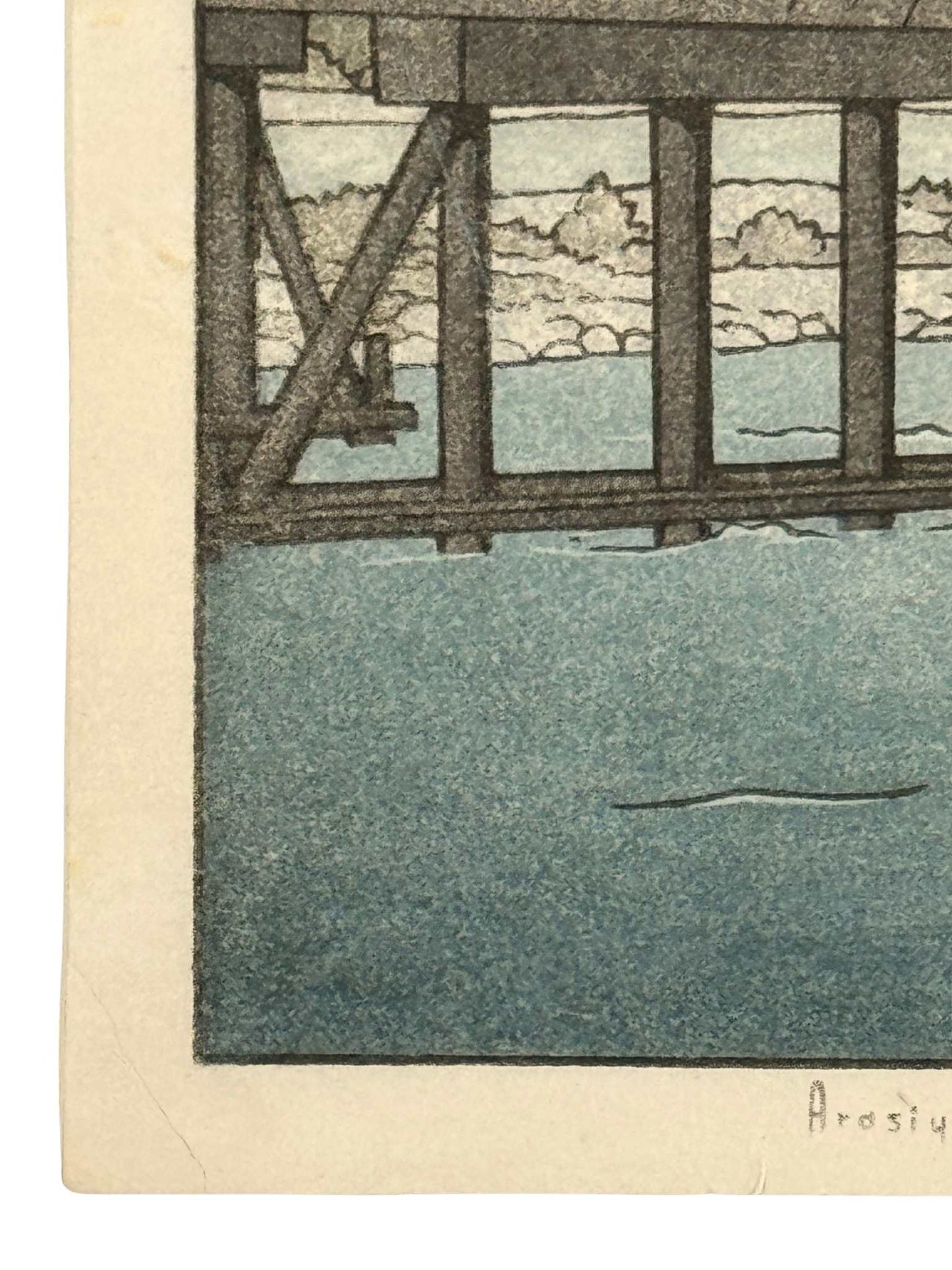 Estampe Japonaise de Hasui Kawase représentant un pont de Kyōto à Arashiyama au bord de la rivière Katsura sous la pluie, détail du coin inférieur gauche restauré