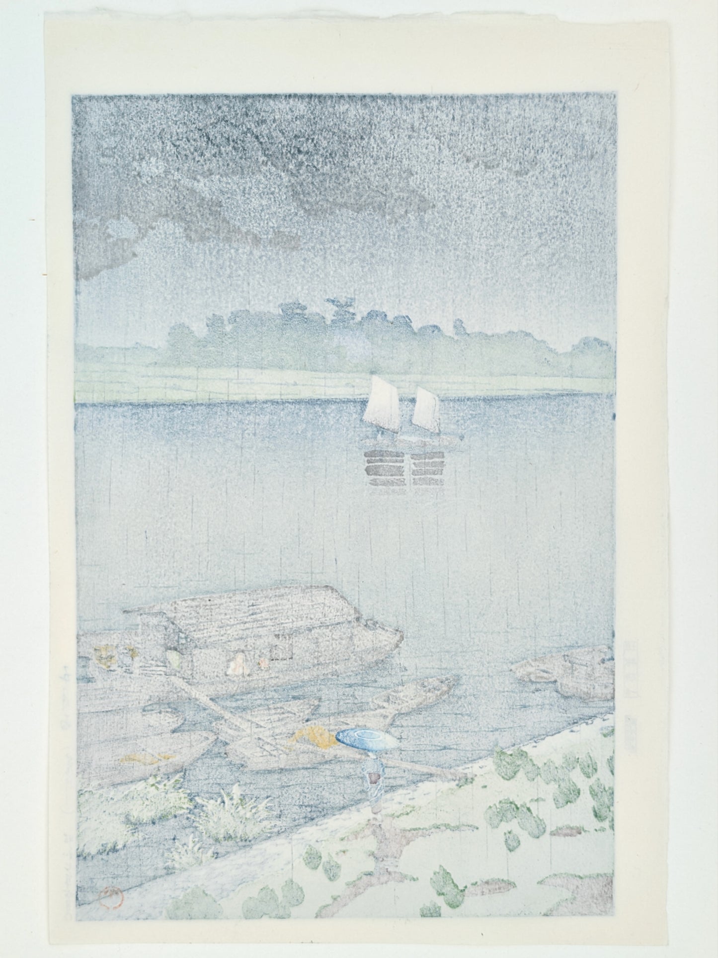 estampe japonaise de Hasui, la rivière Arakawa de nuit sous une pluie de printemps, personnage sous un parapluie bleu en premier plan, bateau à voile en second plan, le verso de l'estampe