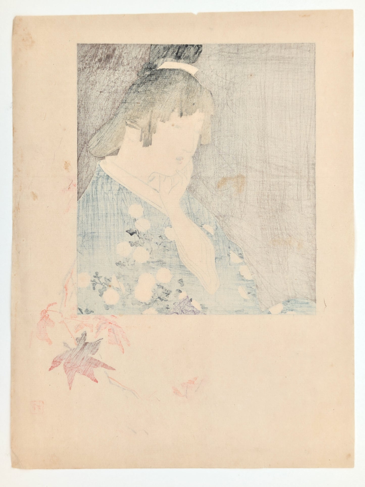Estampe japonaise kuchi-e de Kajita Hanko représentant une femme en kimono bleu orné de chrysanthèmes, avec des feuilles d’érable rouges en automne, le verso de l'estampe