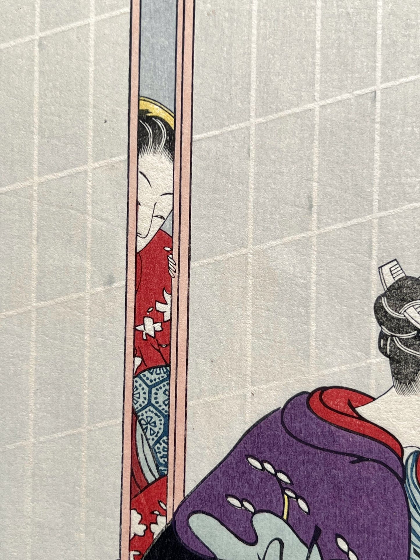 Estampe japonaise Harunobu, les amants, femme en kimono violet et homme rayé assis sur une terrasse, gros plan sur l'espionne