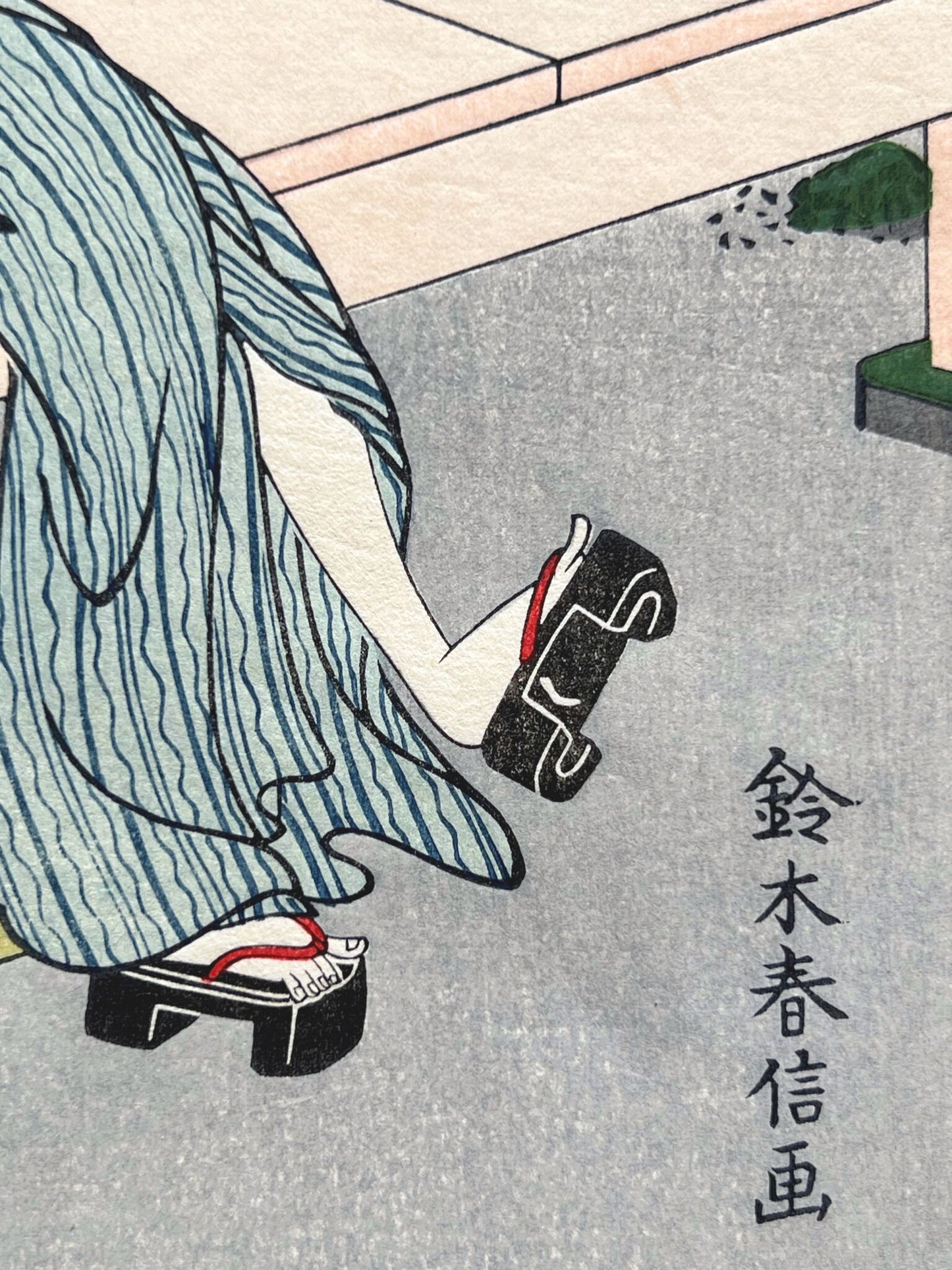 Estampe japonaise Harunobu, les amants, femme en kimono violet et homme rayé assis sur une terrasse, gros plan sur les pieds nus chaussés de geta