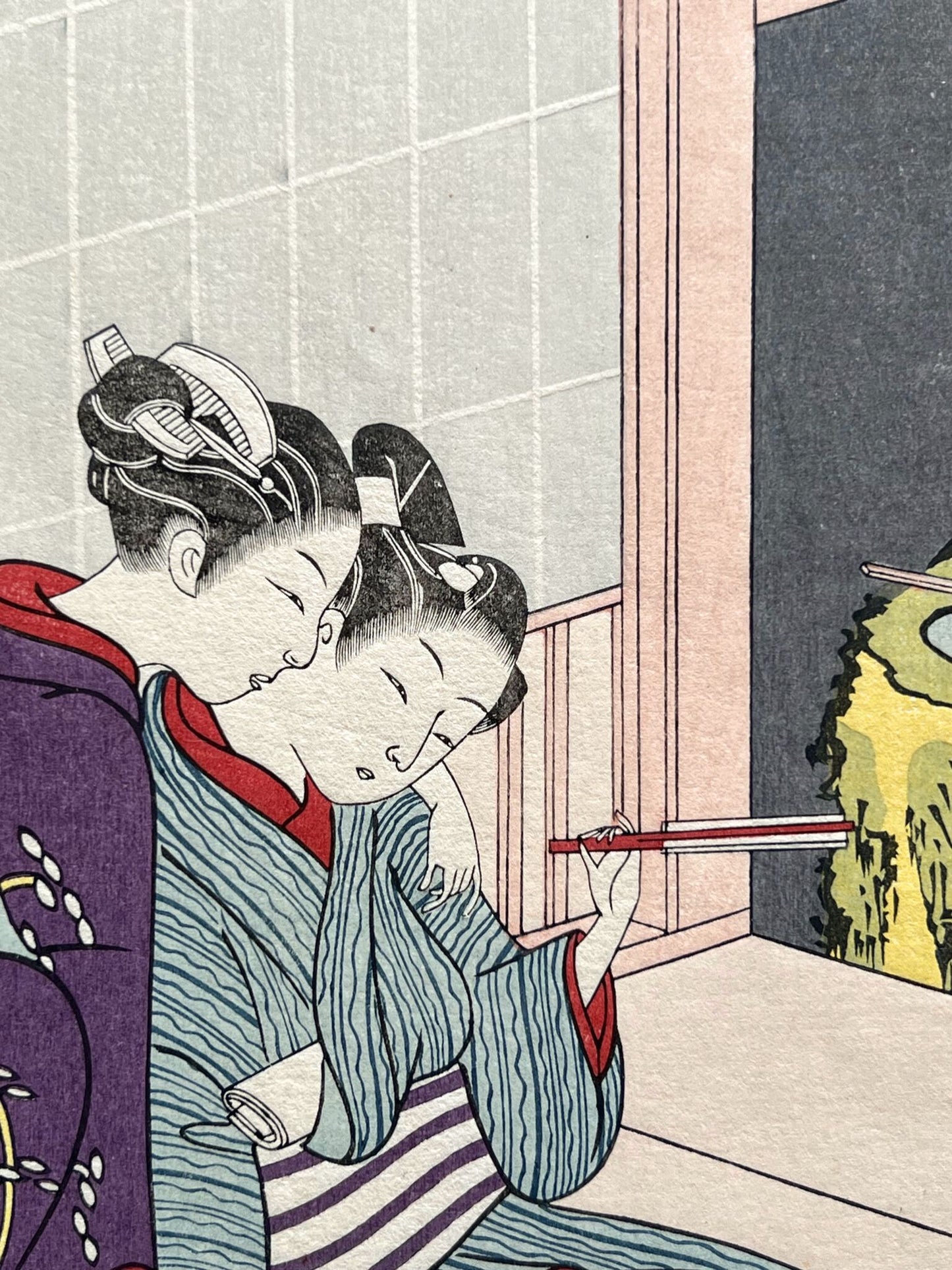 Estampe japonaise Harunobu, les amants, femme en kimono violet et homme rayé assis sur une terrasse, gros plan sur les visages