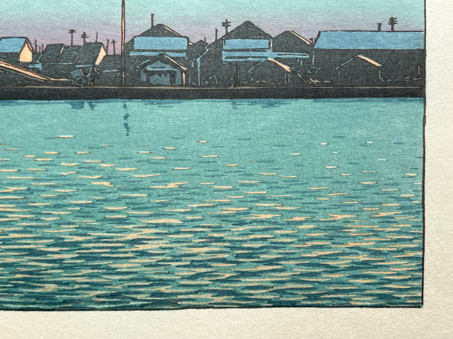 estampe japonaise de hasui kawase paysage riviere, maison, bateau au coucher du soleil, reflet dans l'eau