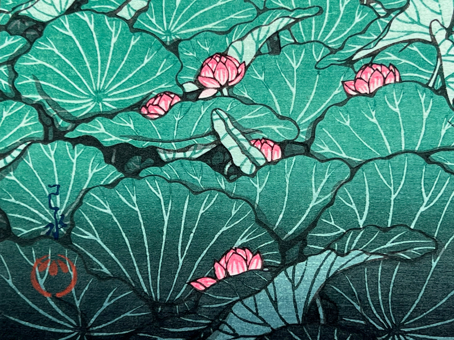 estampe japonaise deux geisha sur pont au milieu de nénuphars en fleur, gros plan sur la signature de l'artiste et nénuphars