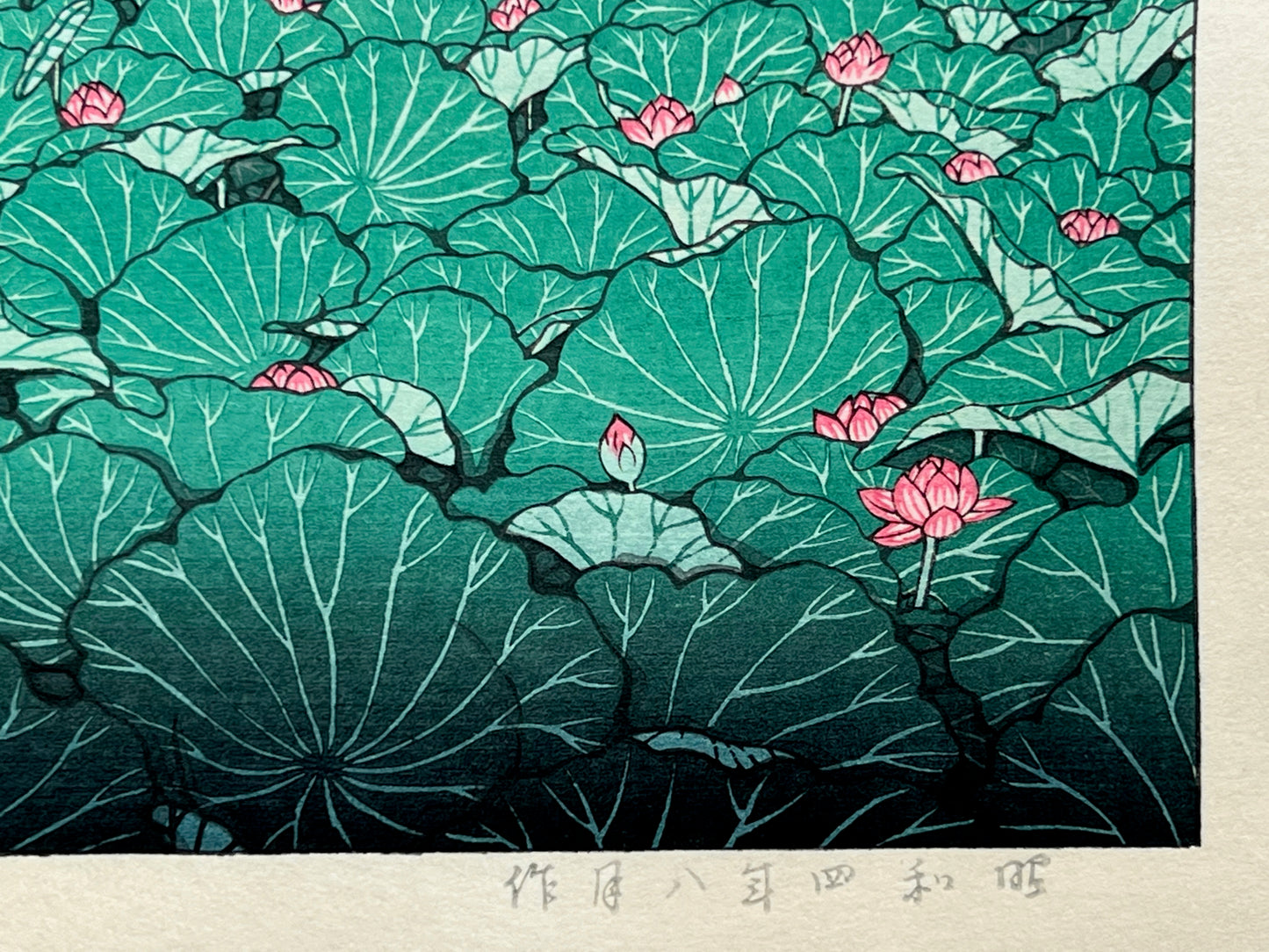 estampe japonaise deux geisha sur pont au milieu de nénuphars en fleur, gros plan sur texte japonais et fleurs de nénuphar