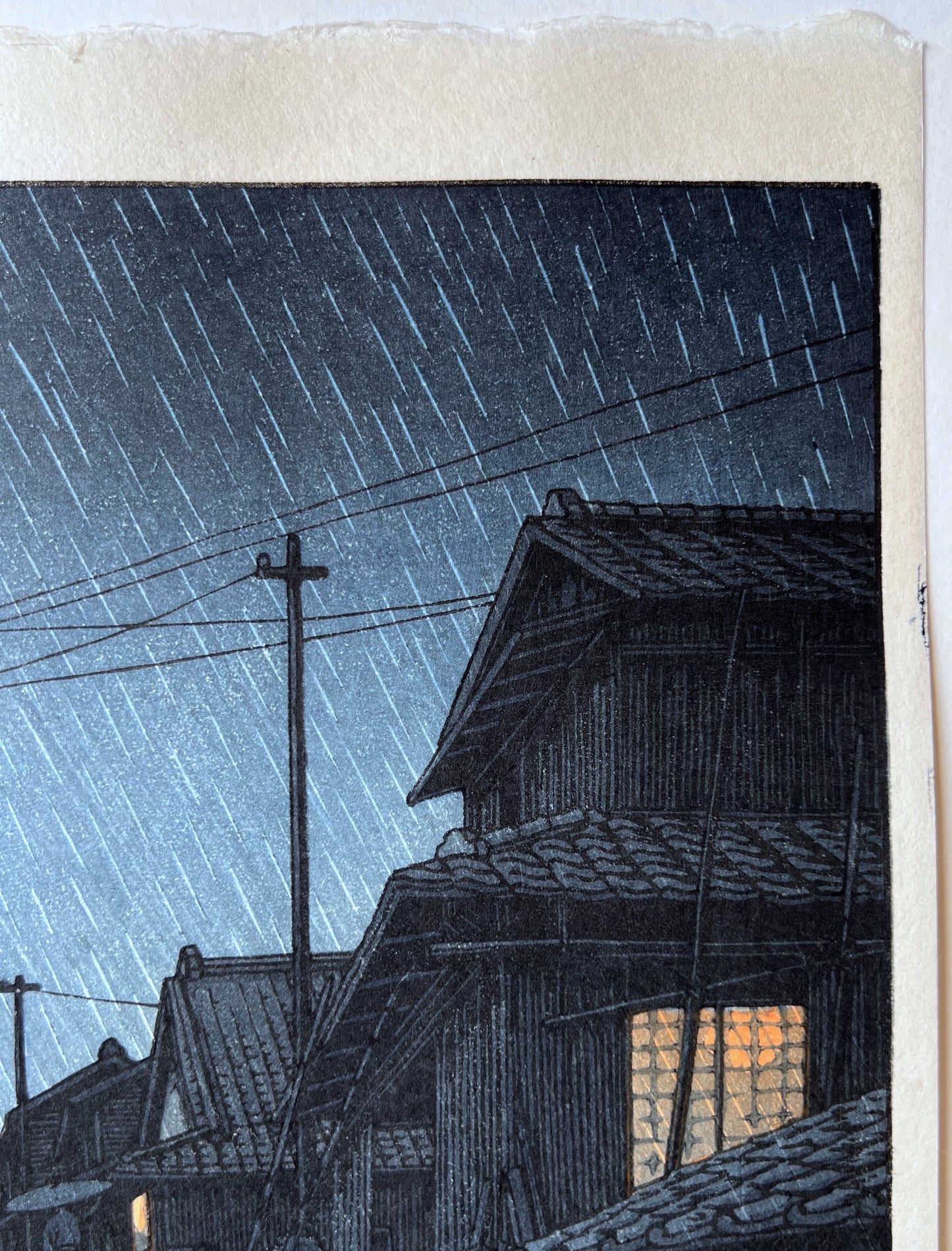 nuit, la pluie tombe sur la rue du village de Kawarako, pluie dans le ciel gris bleu