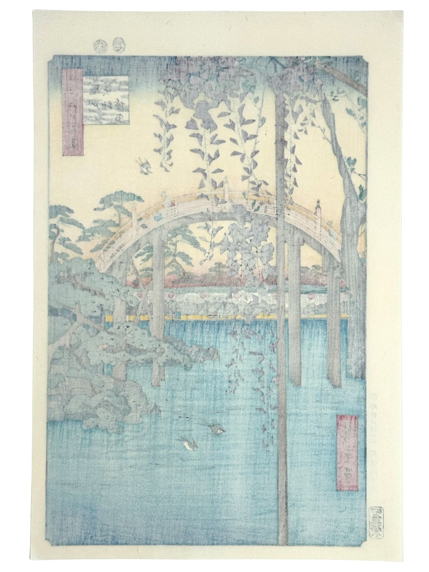 Estampe Japonaise d’Utagawa Hiroshige montrant le pont en arc du sanctuaire Kameido Tenjin encadré par des grappes de glycines en fleurs, le verso