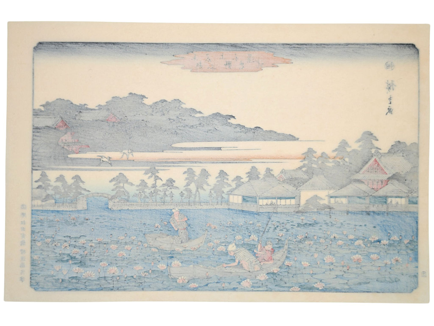 Trois personnages en barque admirent les lotus sur l’étang de Shinobazu avec le temple Benten-dô en arrière-plan, le verso
