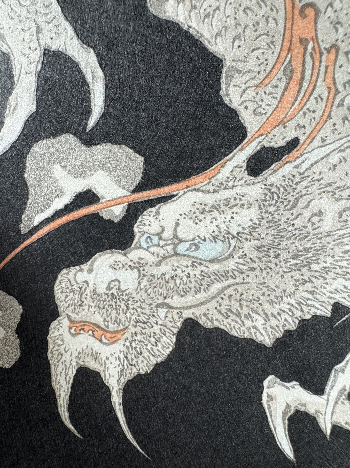 Estampe Japonaise dragon blanc, flammes orange sur fond noir de Totoya Hokkei, gros plan sur la tête du dragon aux yeux bleus.