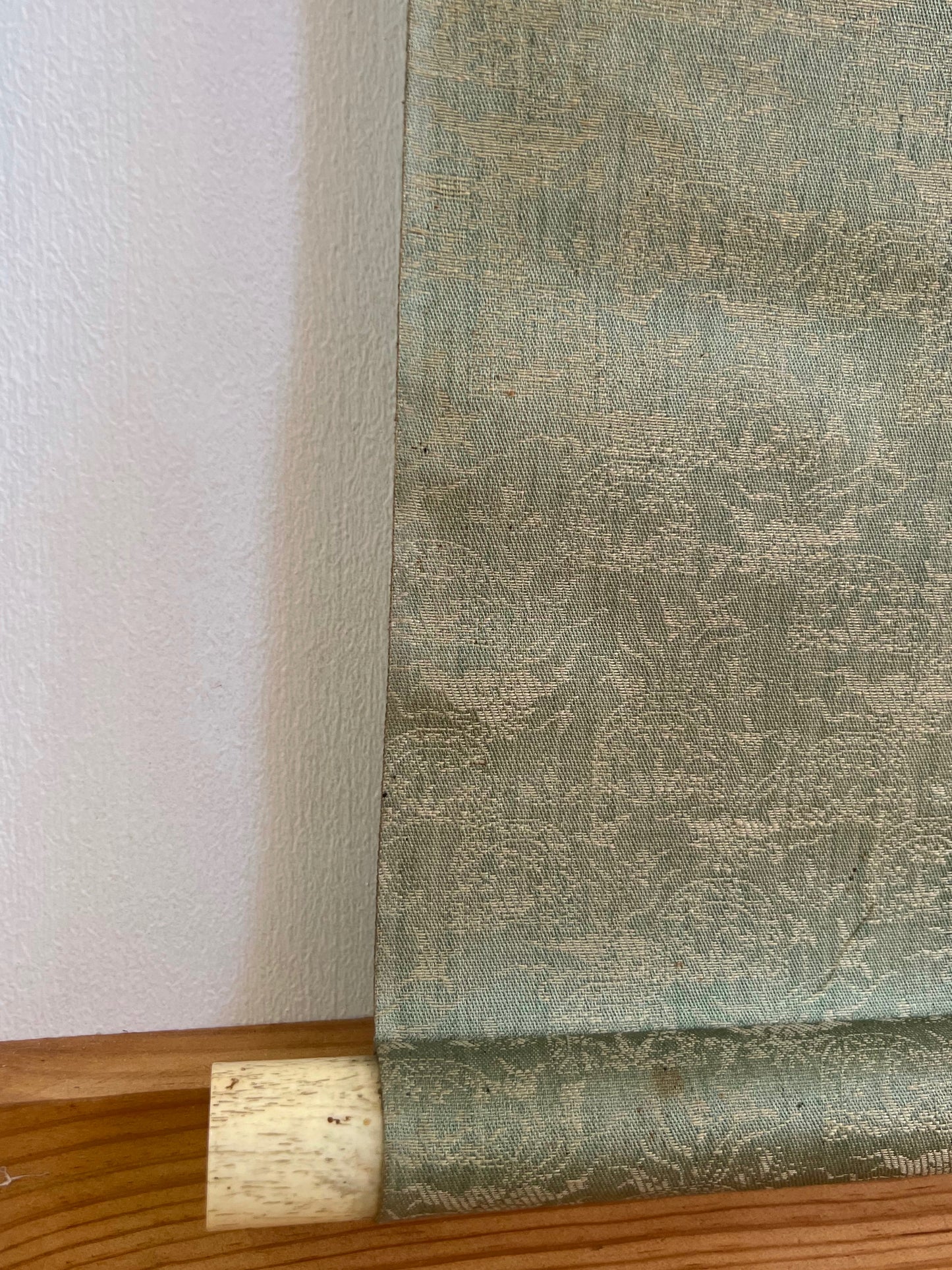 kakejiku japonais rouleau suspendu tigre rugissant, l'axe du rouleau en os