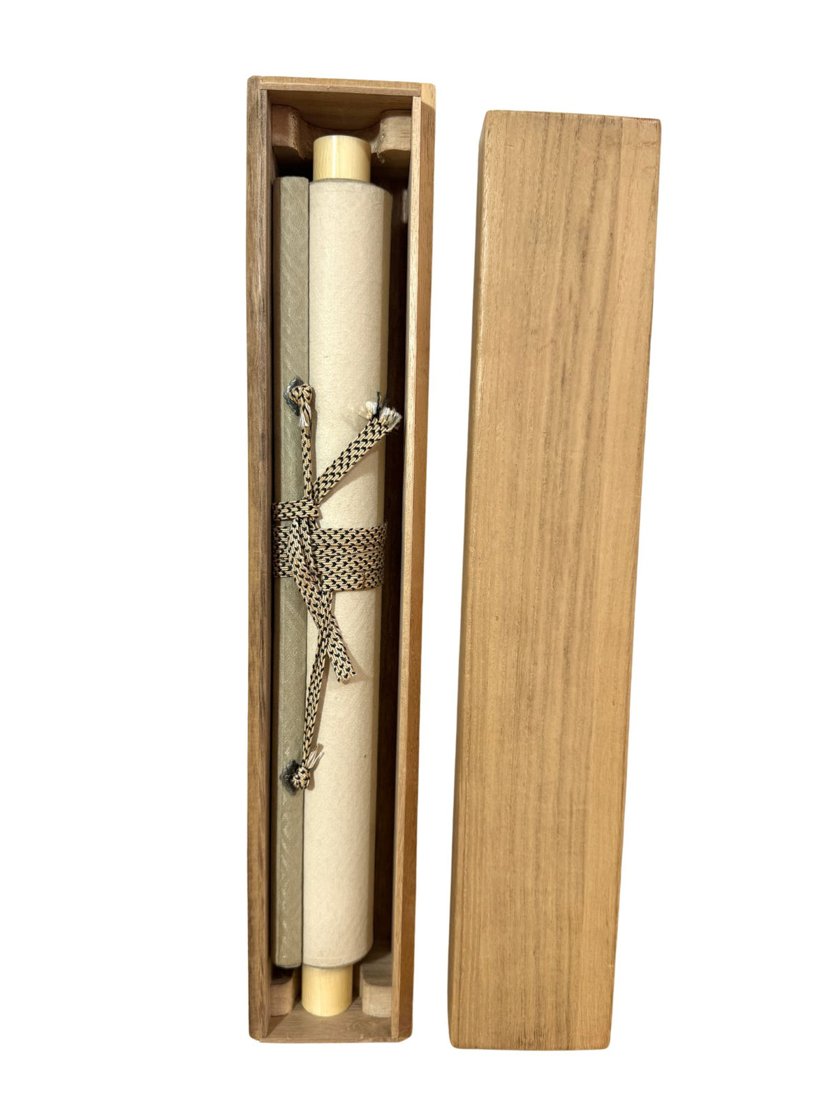 Kakejiku de Hirafuku Hyakusui avec oiseau et feuillages d’automne, gros plan sur la boite de rangement en bois