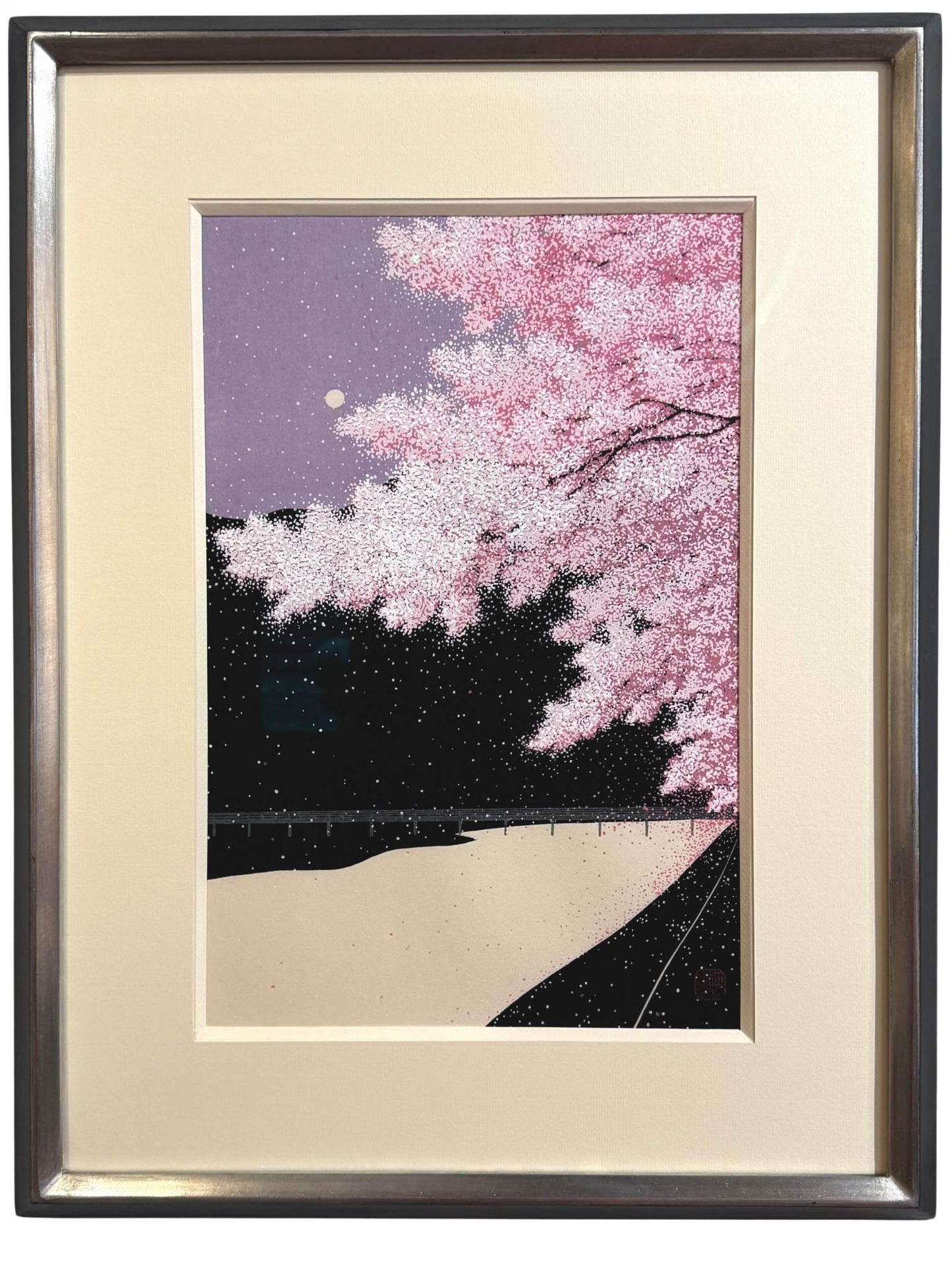 estampe japonaise contemporaine encadrée de Teruhide Kato nuit de pleine lune de printemps et cerisiers en fleurs et lune sur ciel violet, avec cadre noir et argent