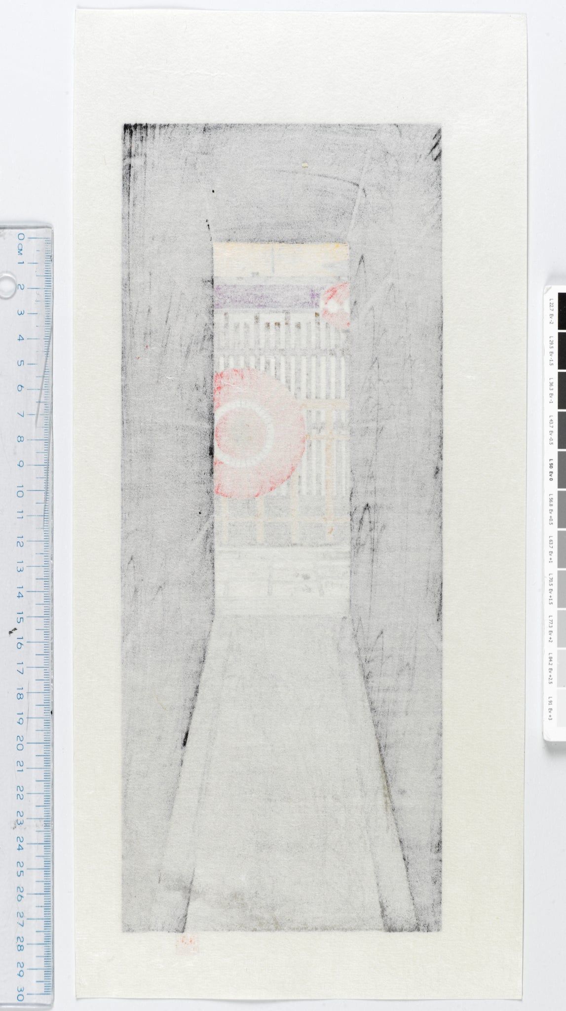 estampe japonaise une allée noire en perspective menant sur rue avec un parapluie rouge et une lanterne rouge, dos de l'estampe